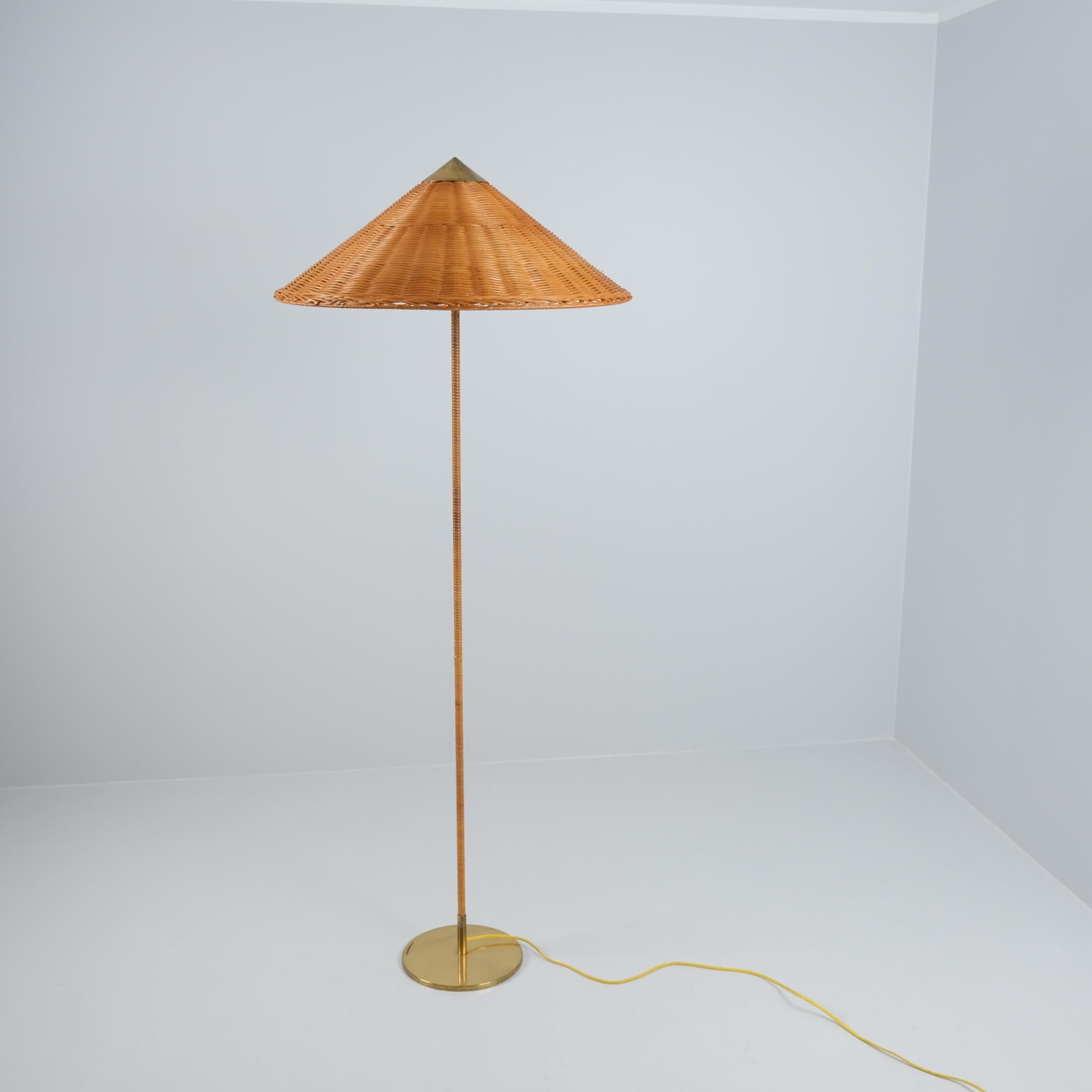 Questa iconica lampada da terra è stata originariamente progettata da Paavo Tynell alla fine degli anni '30 ed è stata perfezionata durante l'epoca d'oro del design di Tynell, nella seconda metà degli anni '40. Questa splendida lampada conserva