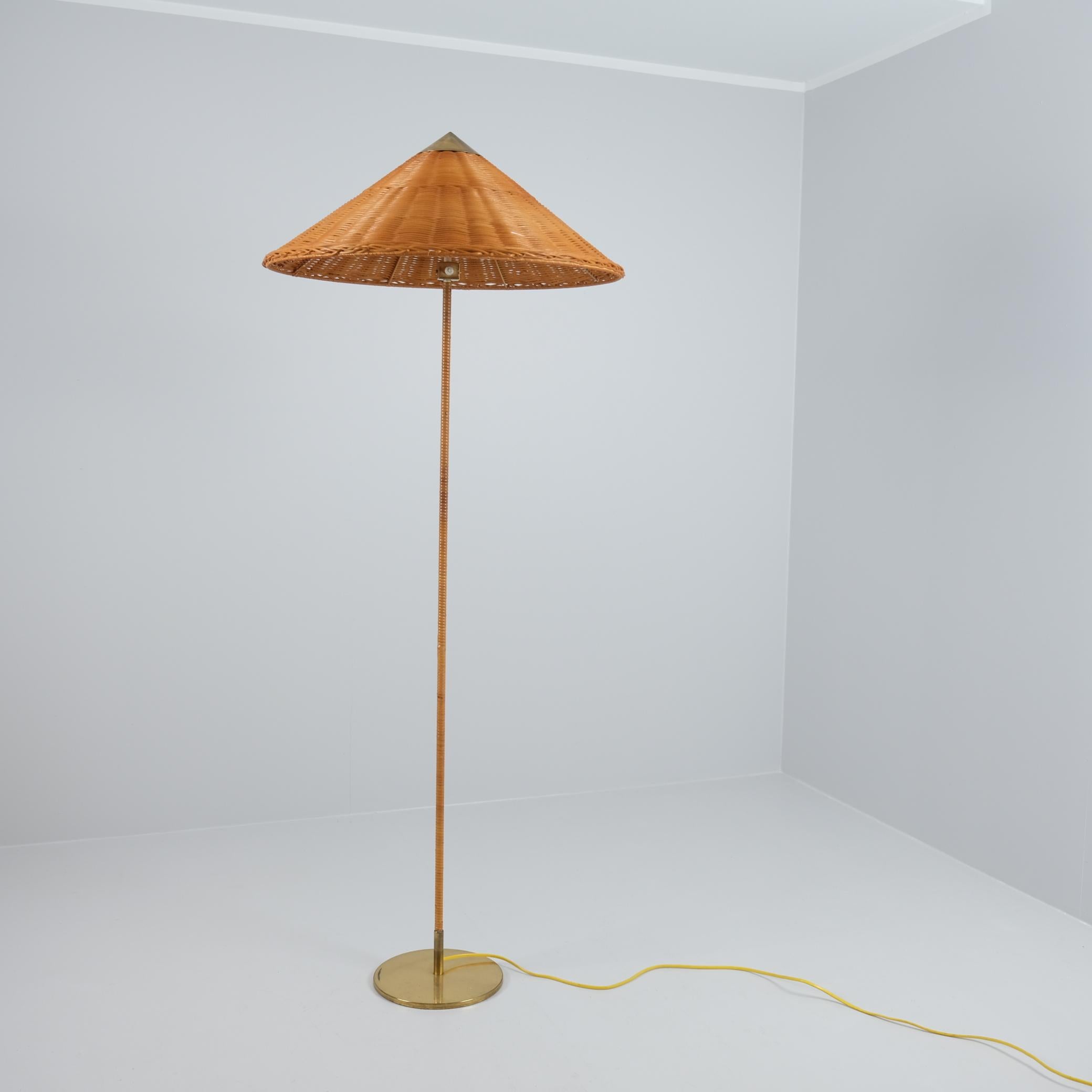 Lampada da terra a cappello cinese Paavo Tynell 9602, ottone e rattan, Taito 1940s in vendita 5