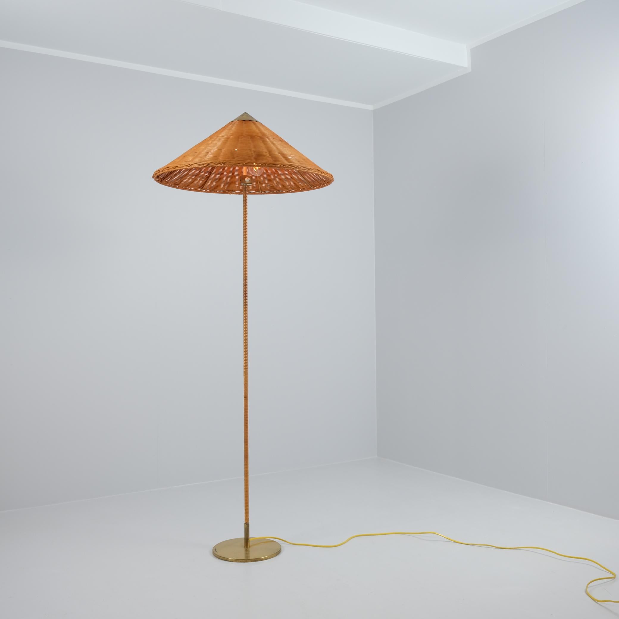 Scandinavo moderno Lampada da terra a cappello cinese Paavo Tynell 9602, ottone e rattan, Taito 1940s in vendita