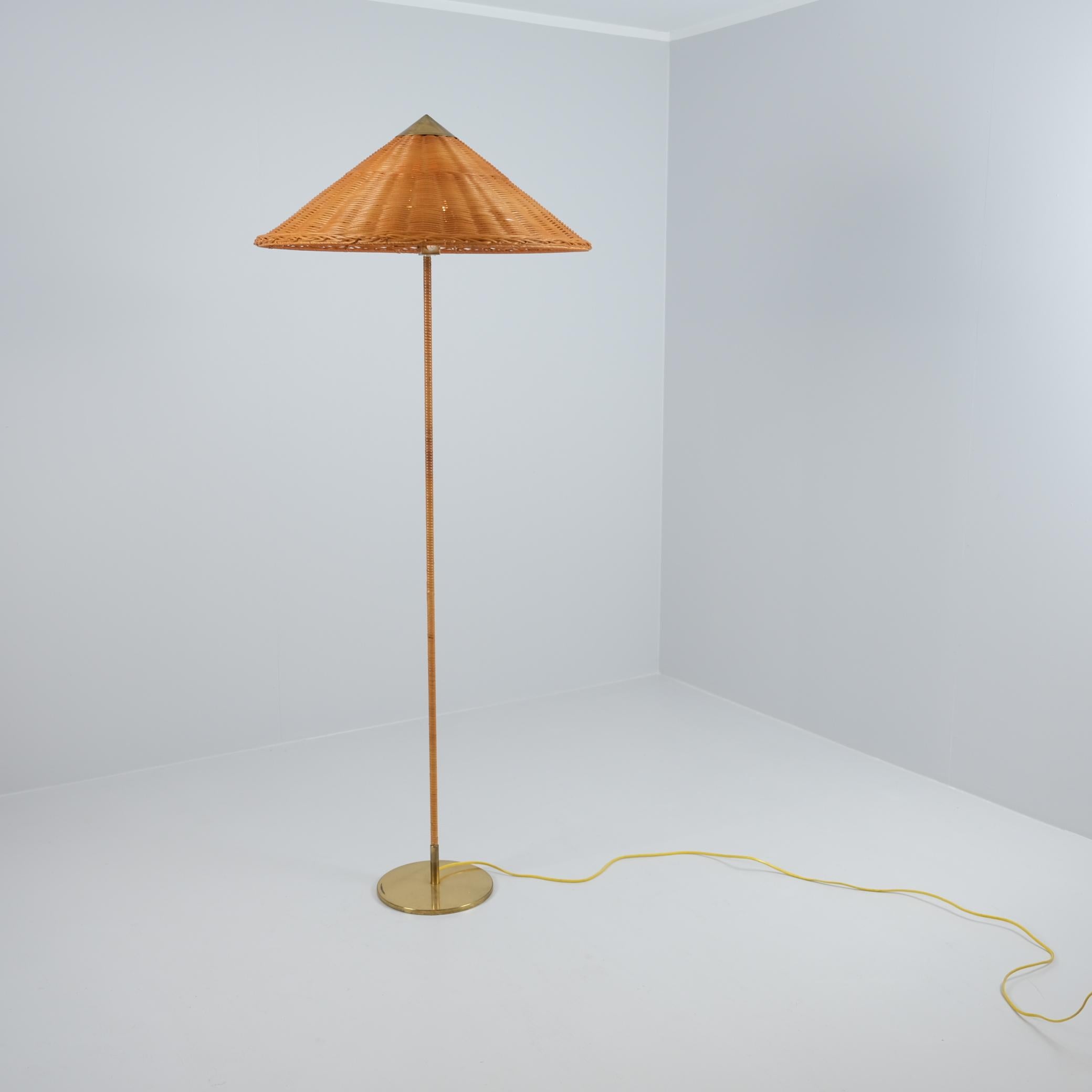 Finlandese Lampada da terra a cappello cinese Paavo Tynell 9602, ottone e rattan, Taito 1940s in vendita