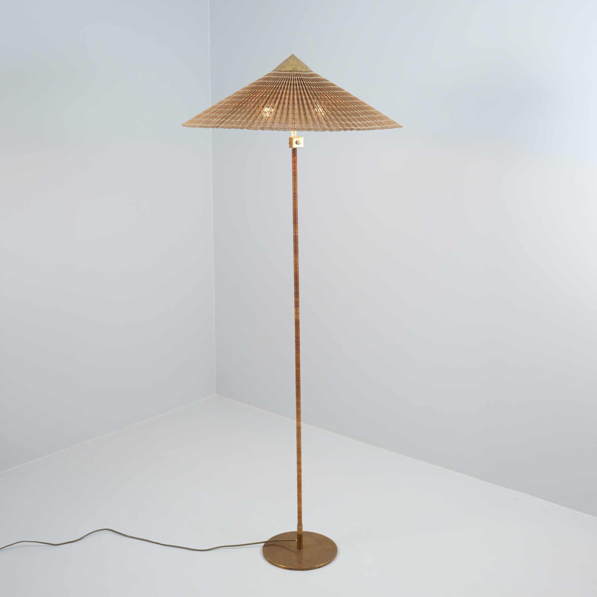 Laiton Paavo Tynell Lampadaire chapeau chinois 9602 en laiton et rotin, Taito 1940s en vente