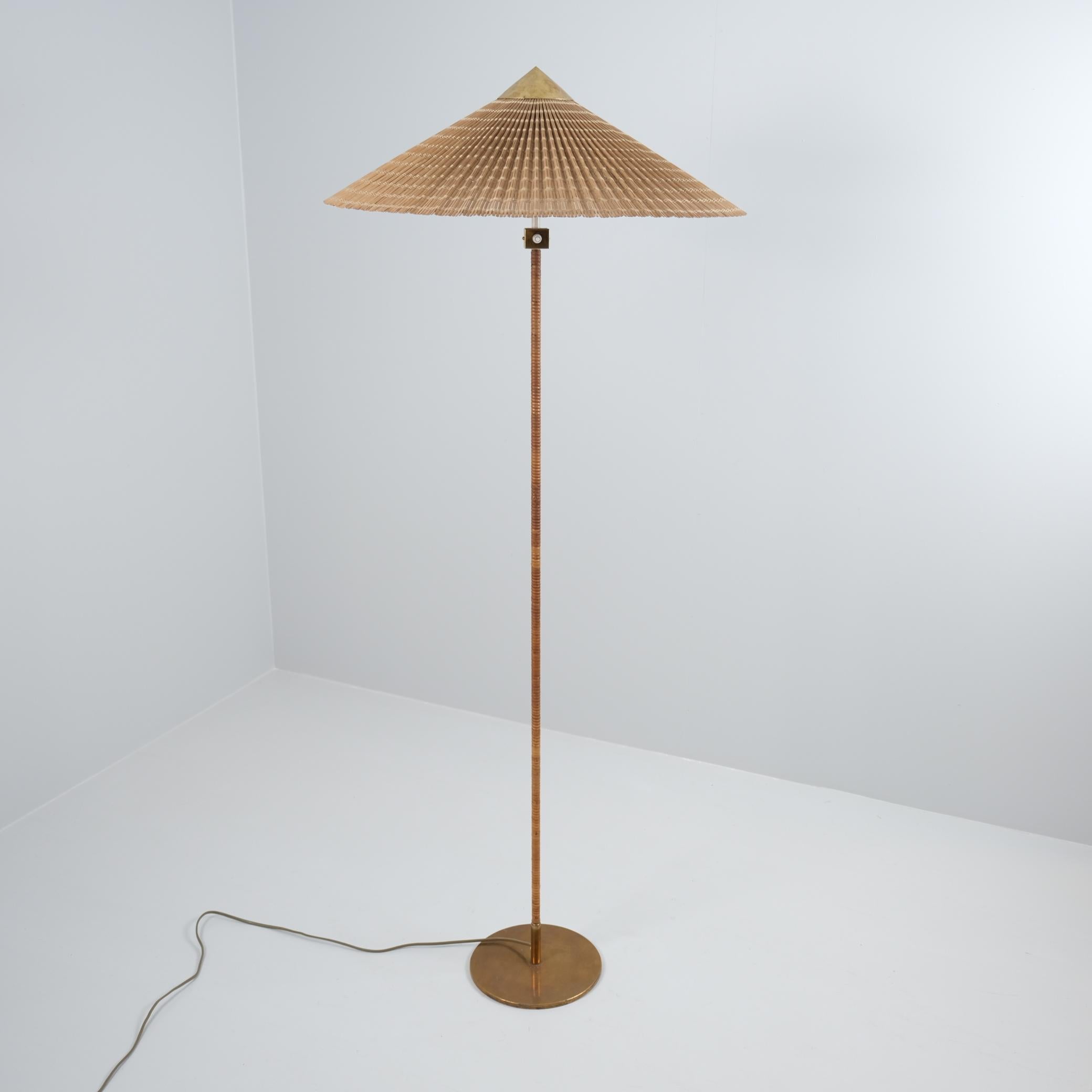 Ce lampadaire emblématique a été conçu à l'origine par Paavo Tynell à la fin des années 1930 et a été affiné pendant l'âge d'or du design Tynell dans la seconde moitié des années 1940. Cette lampe exquise a conservé toutes ses pièces d'origine et