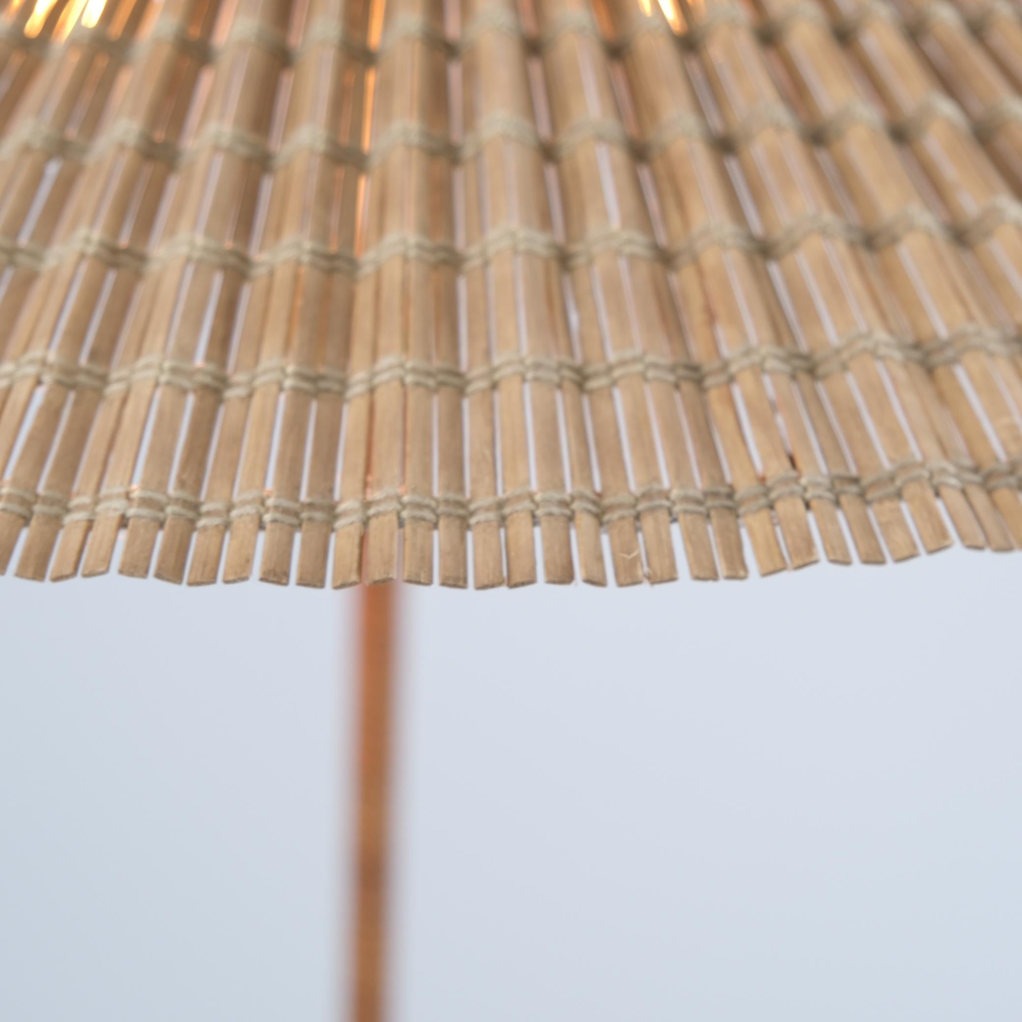 Finlandais Paavo Tynell Lampadaire chapeau chinois 9602 en laiton et rotin, Taito 1940s en vente