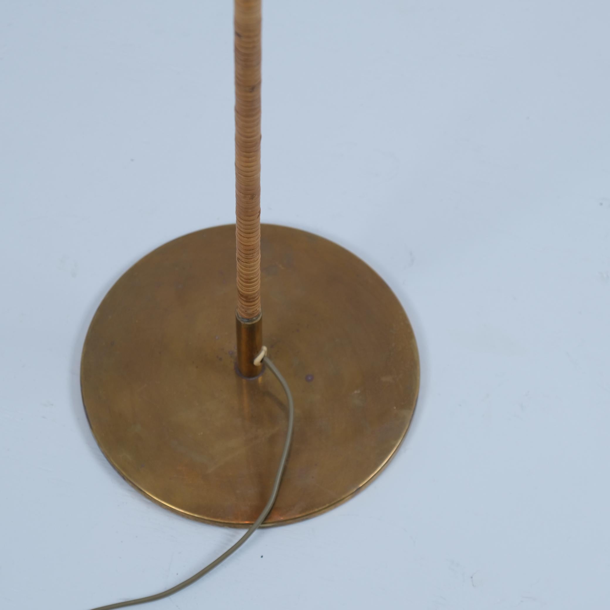 Paavo Tynell Lampadaire chapeau chinois 9602 en laiton et rotin, Taito 1940s Bon état - En vente à Helsinki, FI