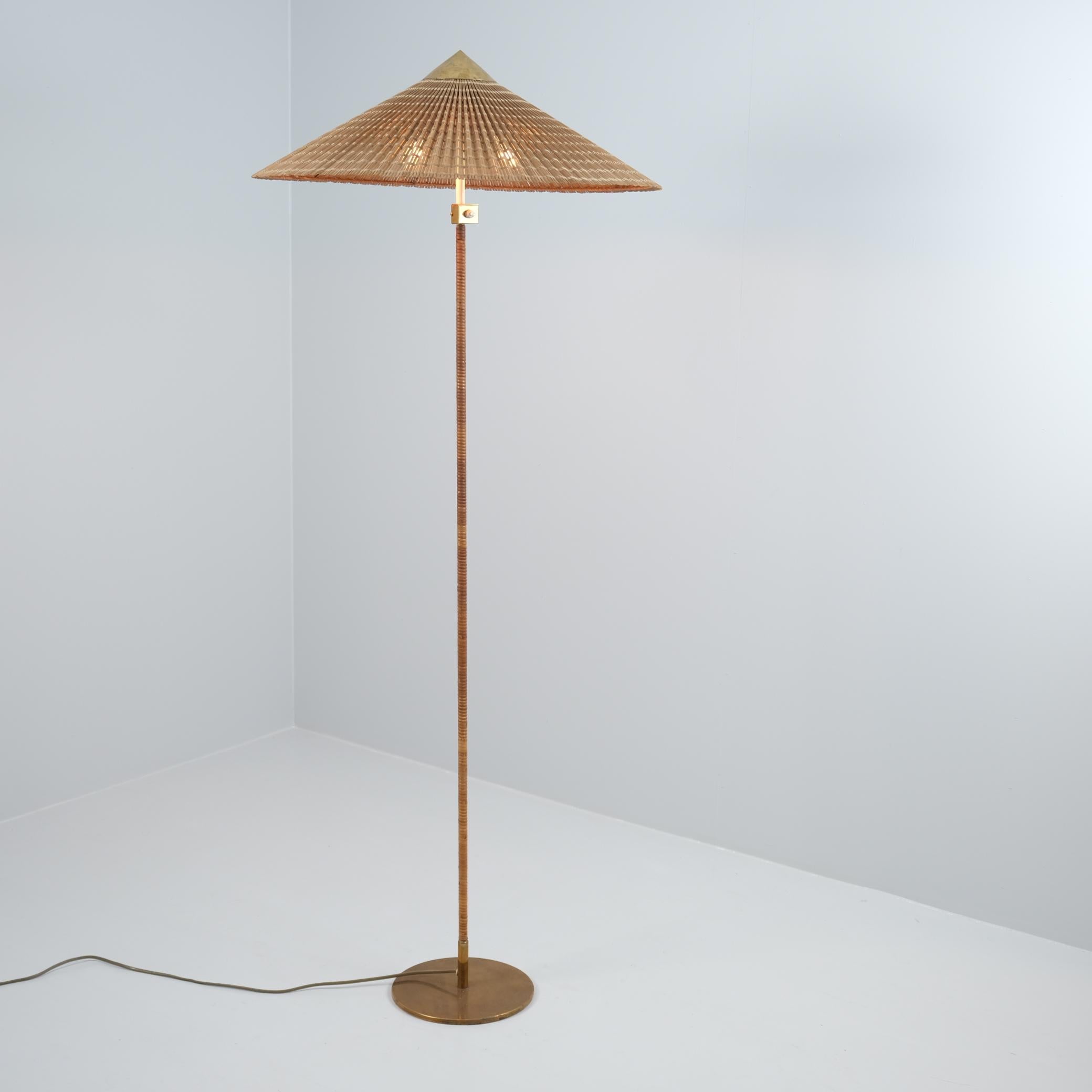 Milieu du XXe siècle Paavo Tynell Lampadaire chapeau chinois 9602 en laiton et rotin, Taito 1940s en vente