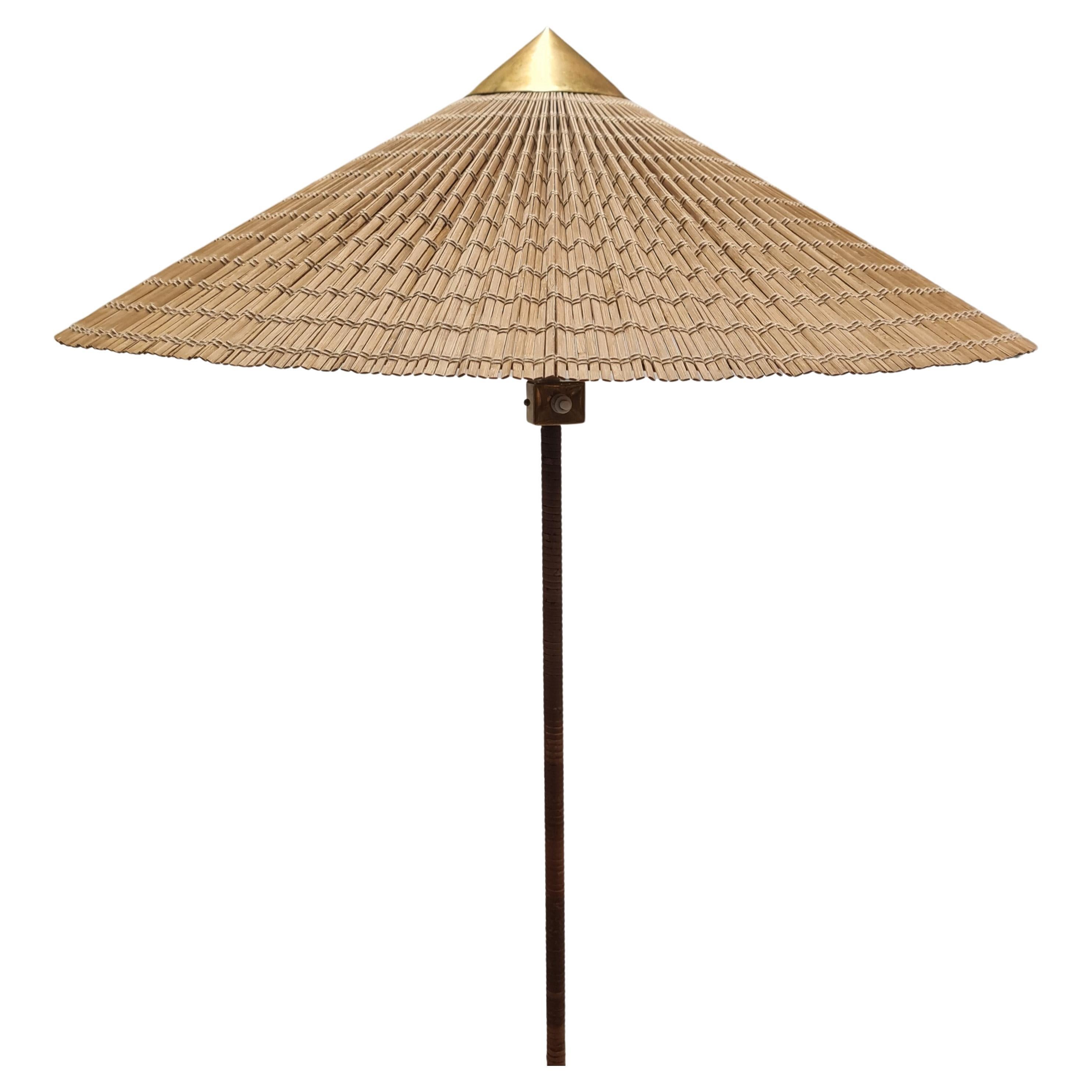 Paavo Tynell Lampadaire chapeau chinois 9602 en laiton et rotin, Taito 1940s