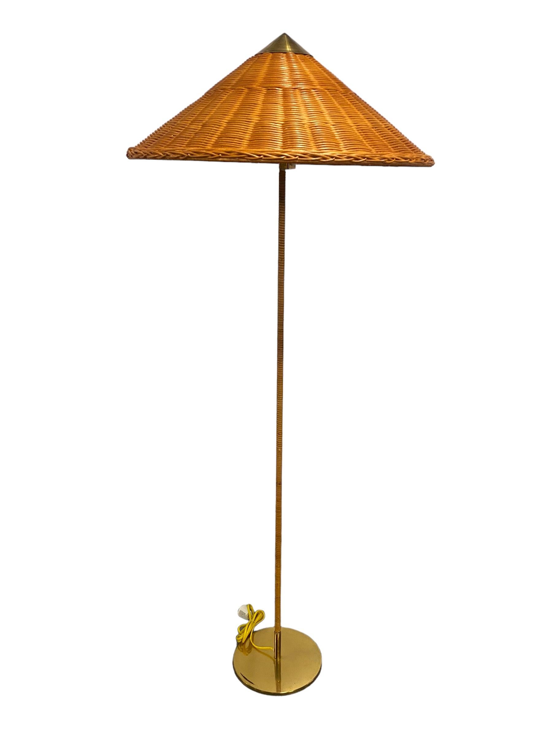 Diese ikonische Stehleuchte wurde ursprünglich von Paavo Tynell in den späten 1930er Jahren entworfen und während der goldenen Ära des Tynell-Designs in der zweiten Hälfte der 1940er Jahre weiterentwickelt. Bei dieser exquisiten Lampe sind noch alle