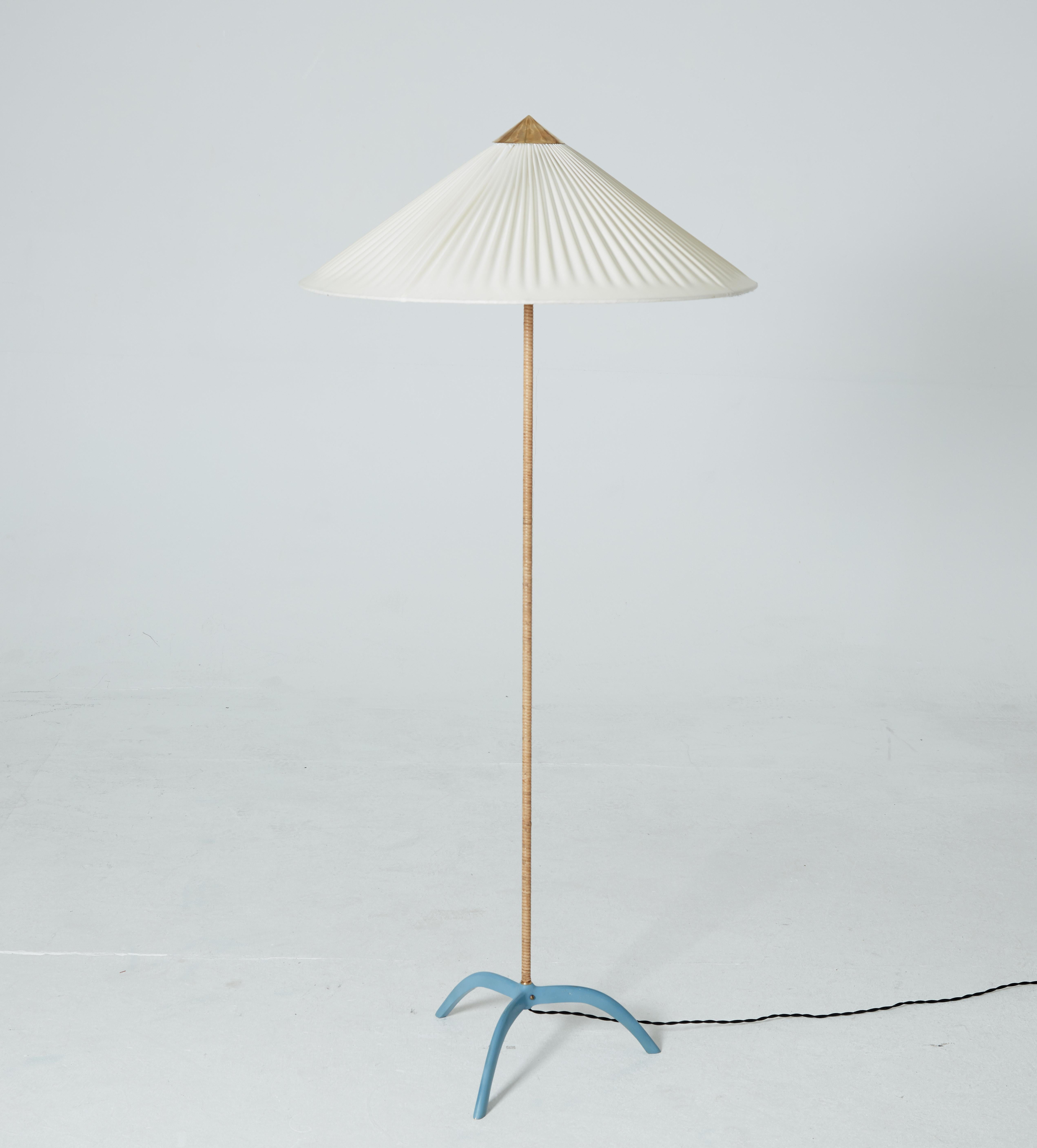 Paavo Tynell floor lamp, model 9615, for Taito, Finland, circa 1940s. Cane wrapped rod with blue painted legs and original vinyl shade. Very good original condition.
Measures: H 165 x 80 cm.




UK customers please note:    displayed prices do not