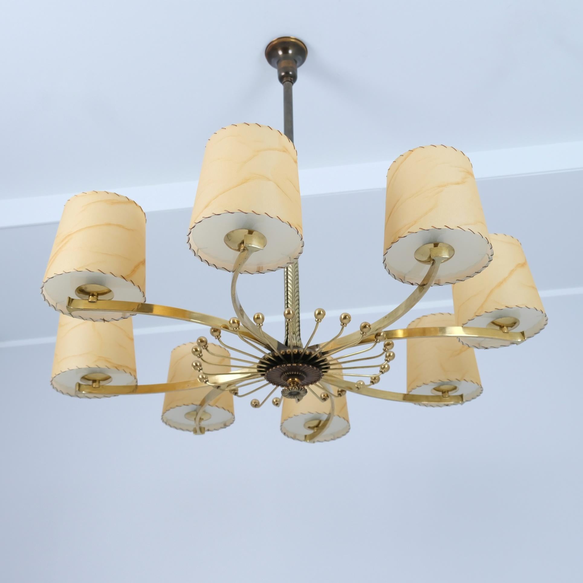 Scandinavo moderno Lampada da soffitto su commissione di Paavo Tynell, ottone, bronzo e pergamena, Taito 1930 in vendita