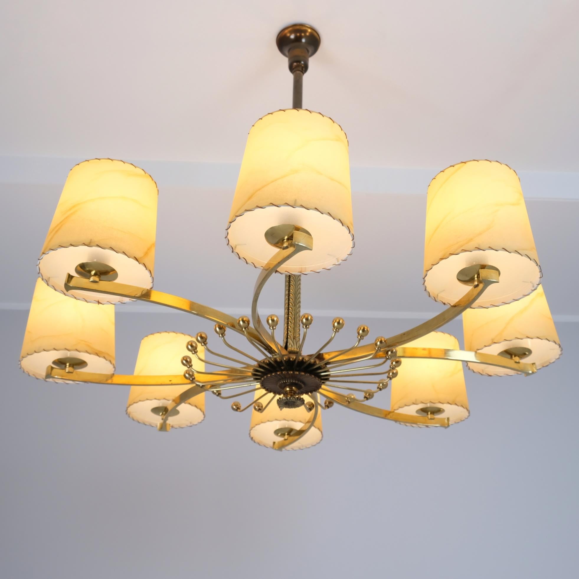 Questa prima lampada da soffitto Tynell è un esempio squisito di quanto fossero lussuose ed eleganti le lampade Taito, probabilmente risalenti agli anni '30 prima che Tynell diventasse famoso grazie ai suoi design più modernisti.

L'alta qualità del