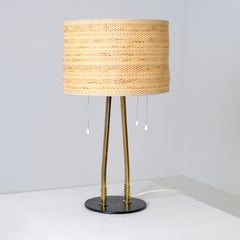 Grande lampe de table en laiton et cuir, créée par Paavo Tynell pour Taito, années 1950