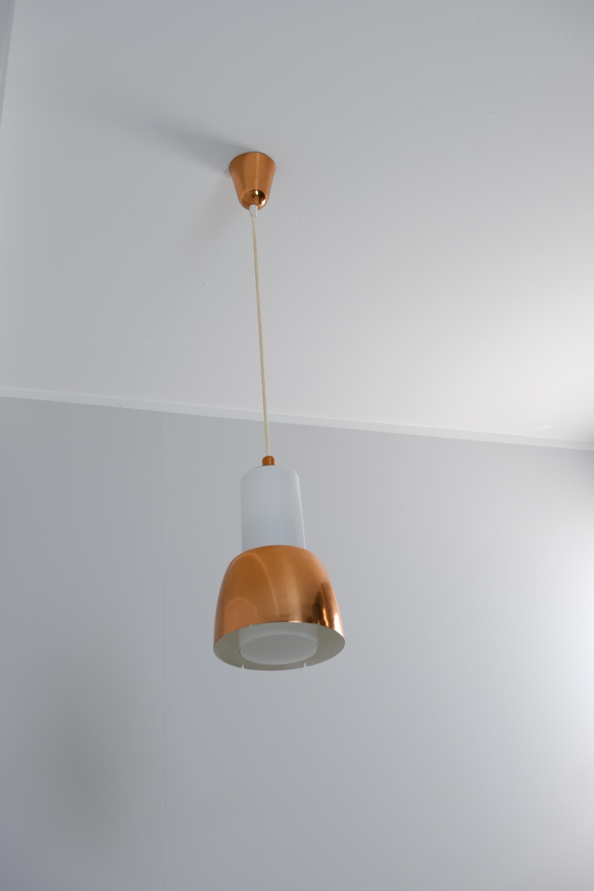 Ciondolo da soffitto in rame e vetro opalino Paavo Tynell modello K2-16, Idman 1950s in vendita 2