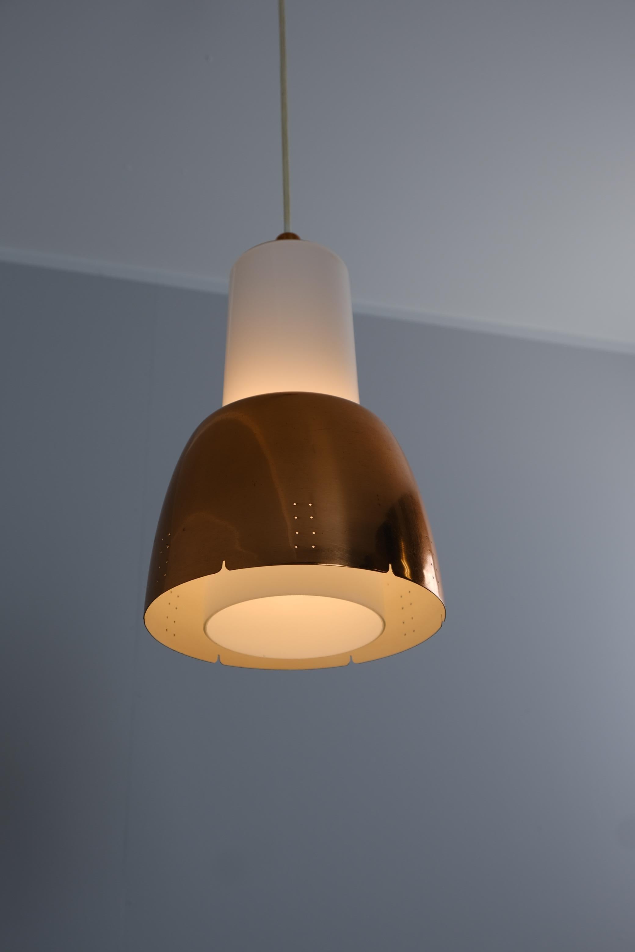 Ciondolo da soffitto in rame e vetro opalino Paavo Tynell modello K2-16, Idman 1950s in vendita 3