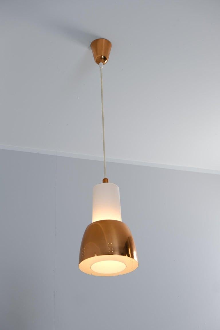 Ciondolo da soffitto in rame e vetro opalino Paavo Tynell modello K2-16, Idman 1950s in vendita 4