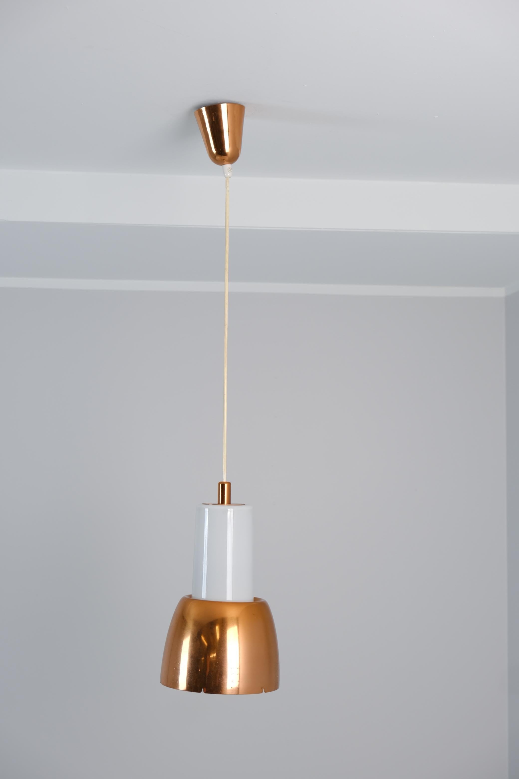 Un bellissimo modello di sospensione minimalista K2-16 di Paavo Tynell in vetro opalino e rame. Si tratta di una piccola lampada da incasso che viene utilizzata soprattutto in cucina sopra i tavoli o i banconi. Si noti che, come detto, questo è in