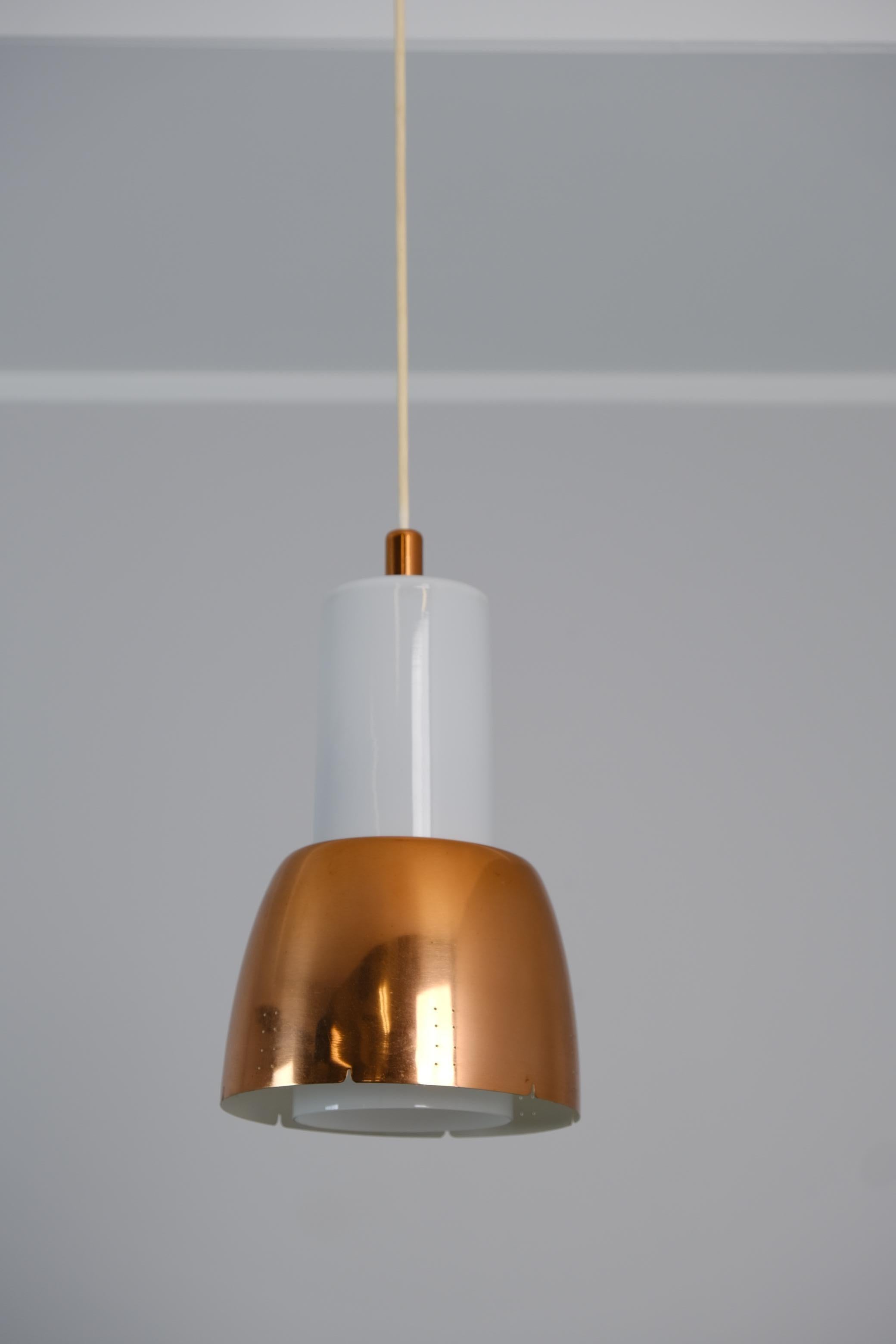 Scandinavo moderno Ciondolo da soffitto in rame e vetro opalino Paavo Tynell modello K2-16, Idman 1950s in vendita