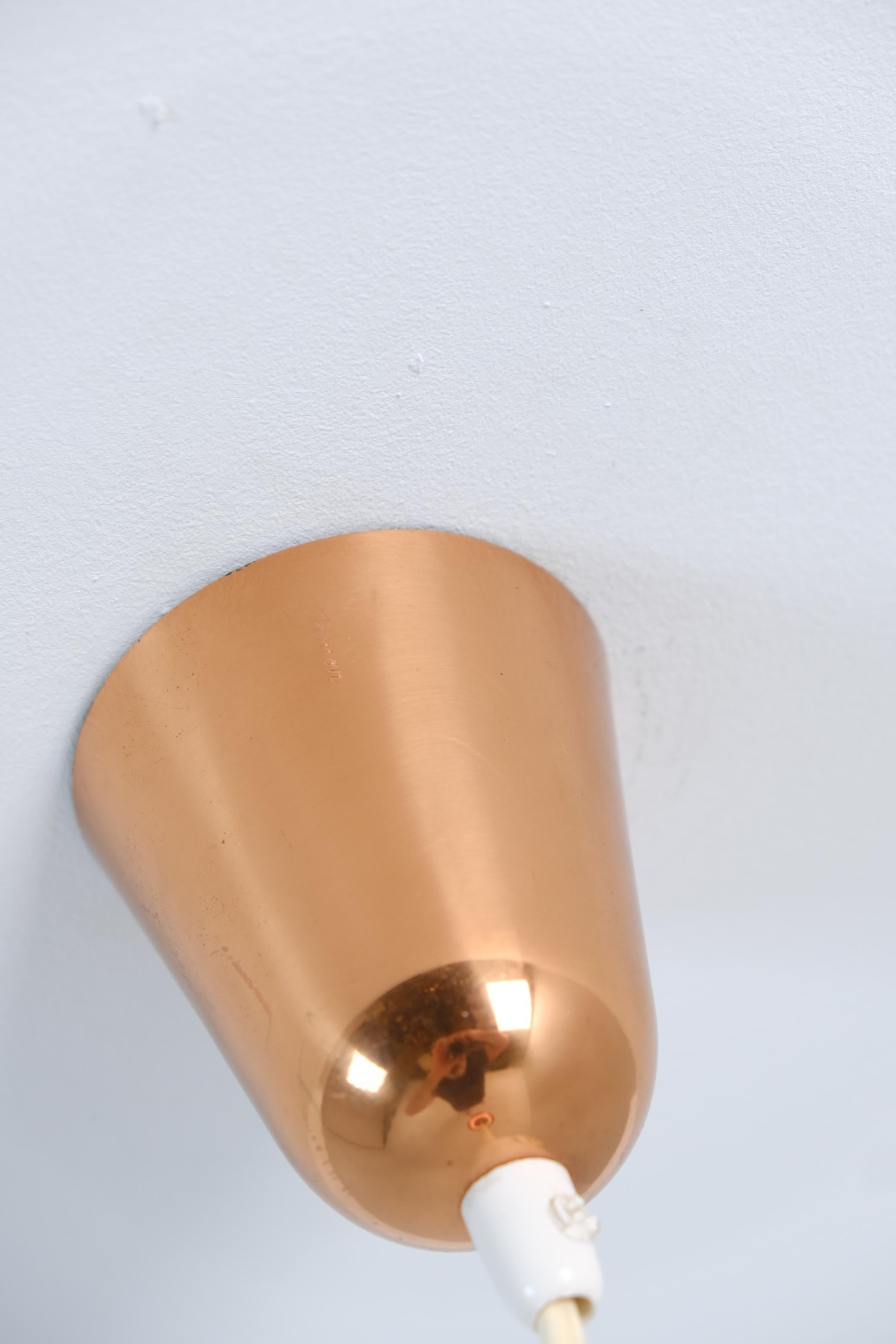 Finlandese Ciondolo da soffitto in rame e vetro opalino Paavo Tynell modello K2-16, Idman 1950s in vendita