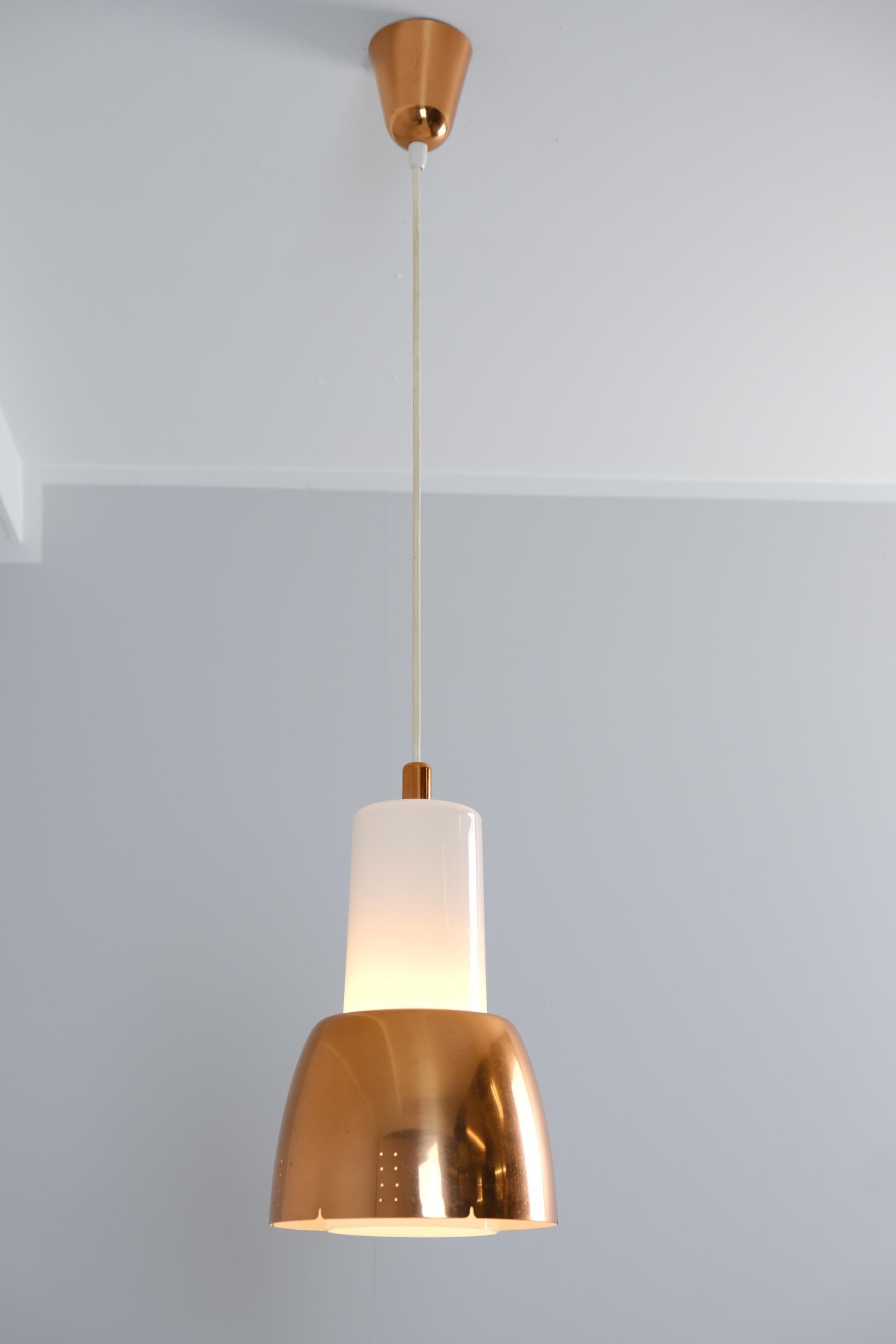 Metà XX secolo Ciondolo da soffitto in rame e vetro opalino Paavo Tynell modello K2-16, Idman 1950s in vendita