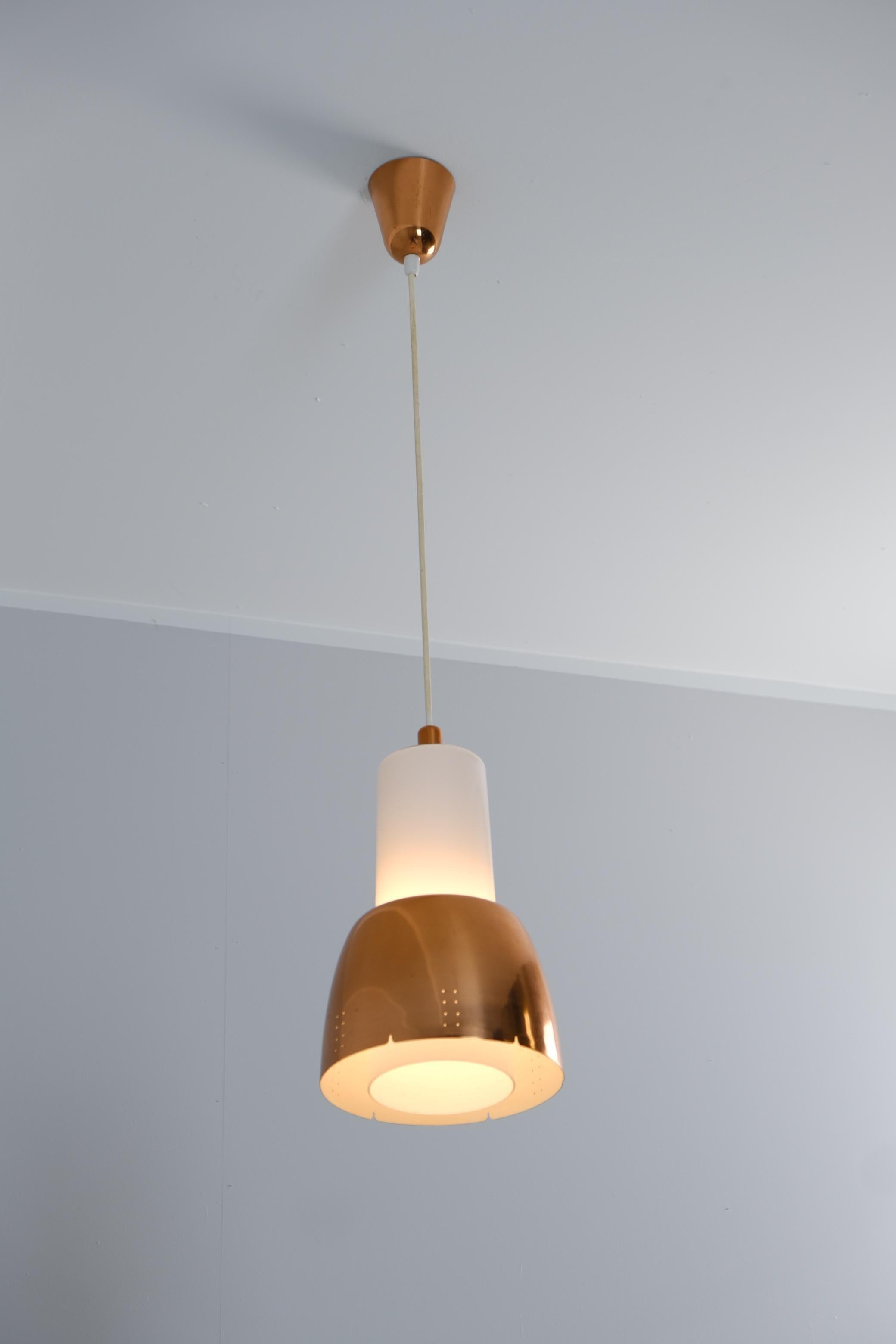 Rame Ciondolo da soffitto in rame e vetro opalino Paavo Tynell modello K2-16, Idman 1950s in vendita