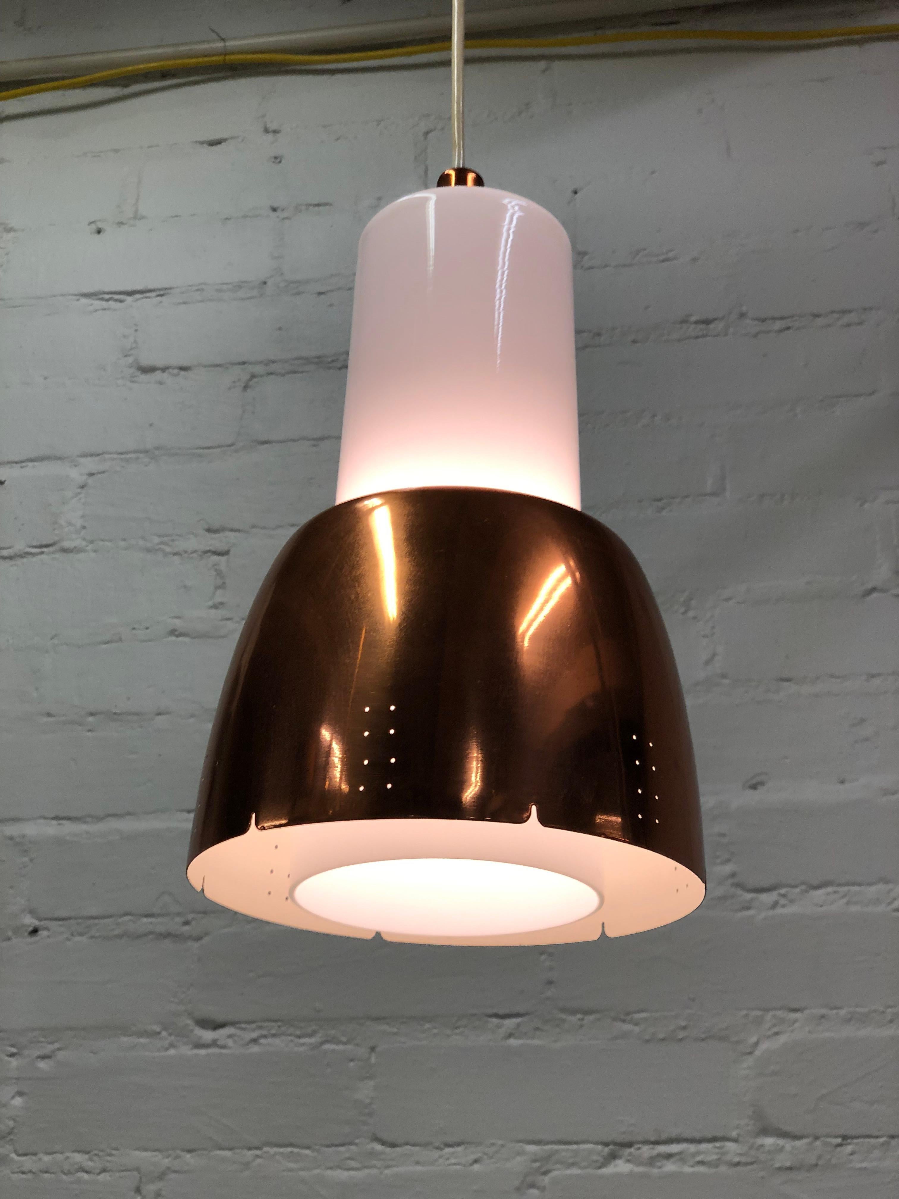 Scandinave moderne Lampe à suspension en cuivre Paavo Tynell, Idman en vente