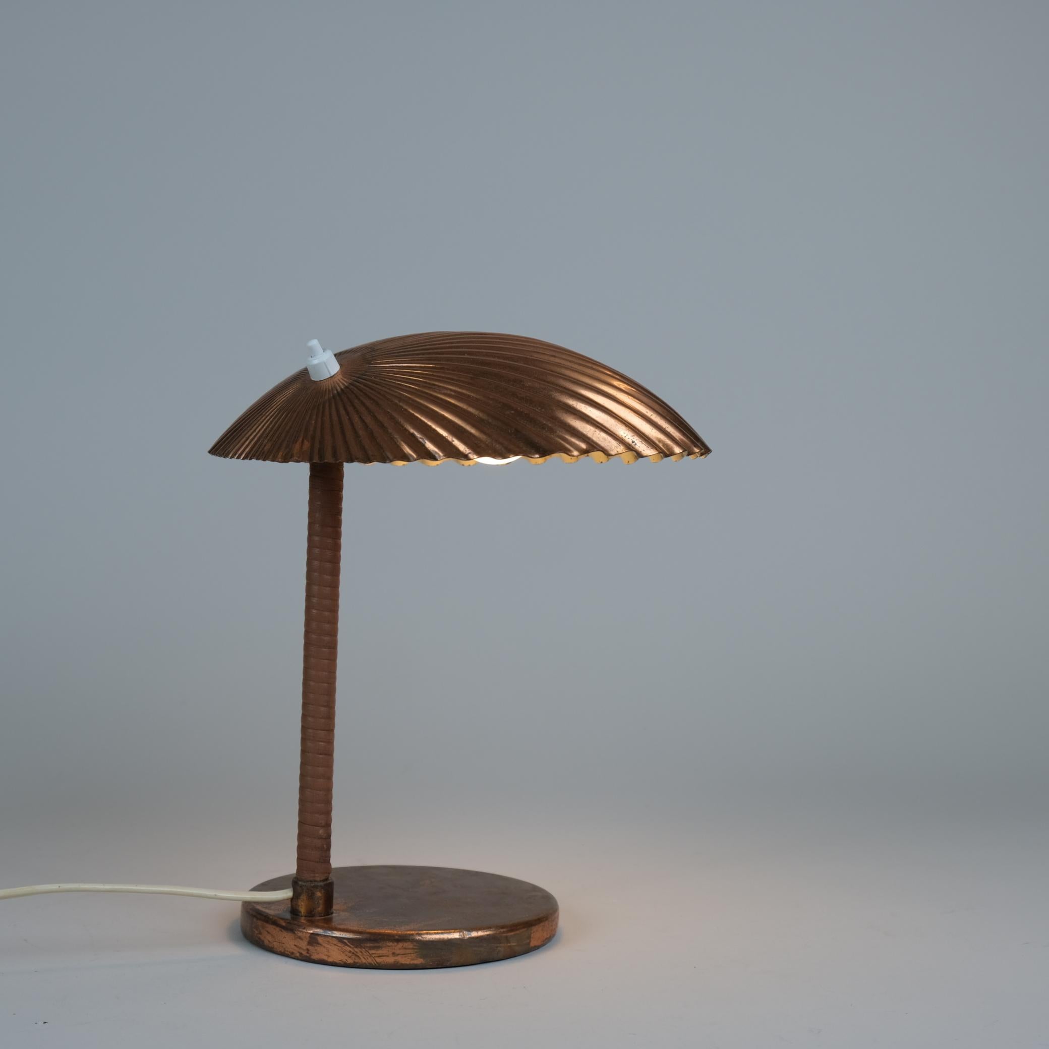Mid-Century Modern Paavo Tynell Copper Sea Shell Table Lamp Model 5321, Taito Oy 1940s For Sale