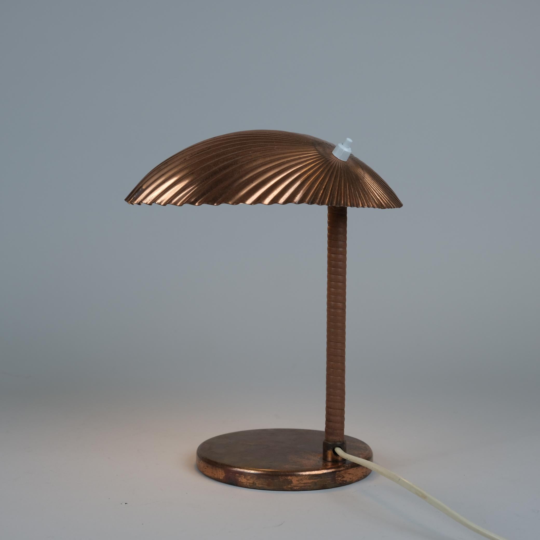Finnish Paavo Tynell Copper Sea Shell Table Lamp Model 5321, Taito Oy 1940s For Sale