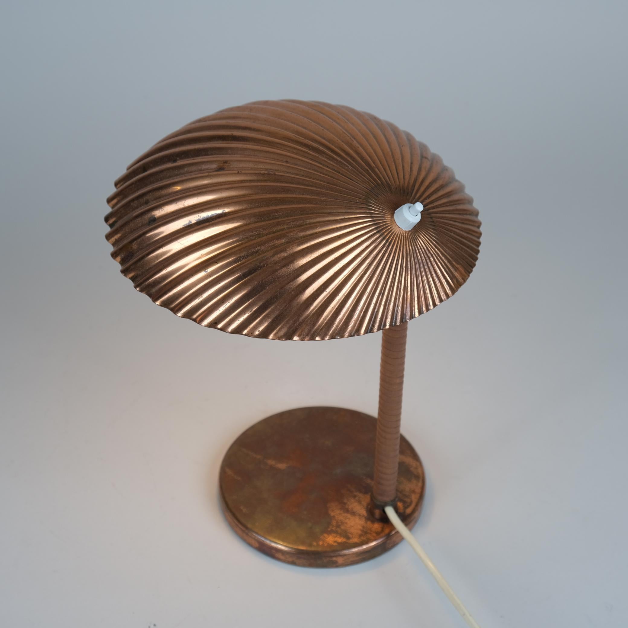 Mid-20th Century Paavo Tynell Copper Sea Shell Table Lamp Model 5321, Taito Oy 1940s For Sale