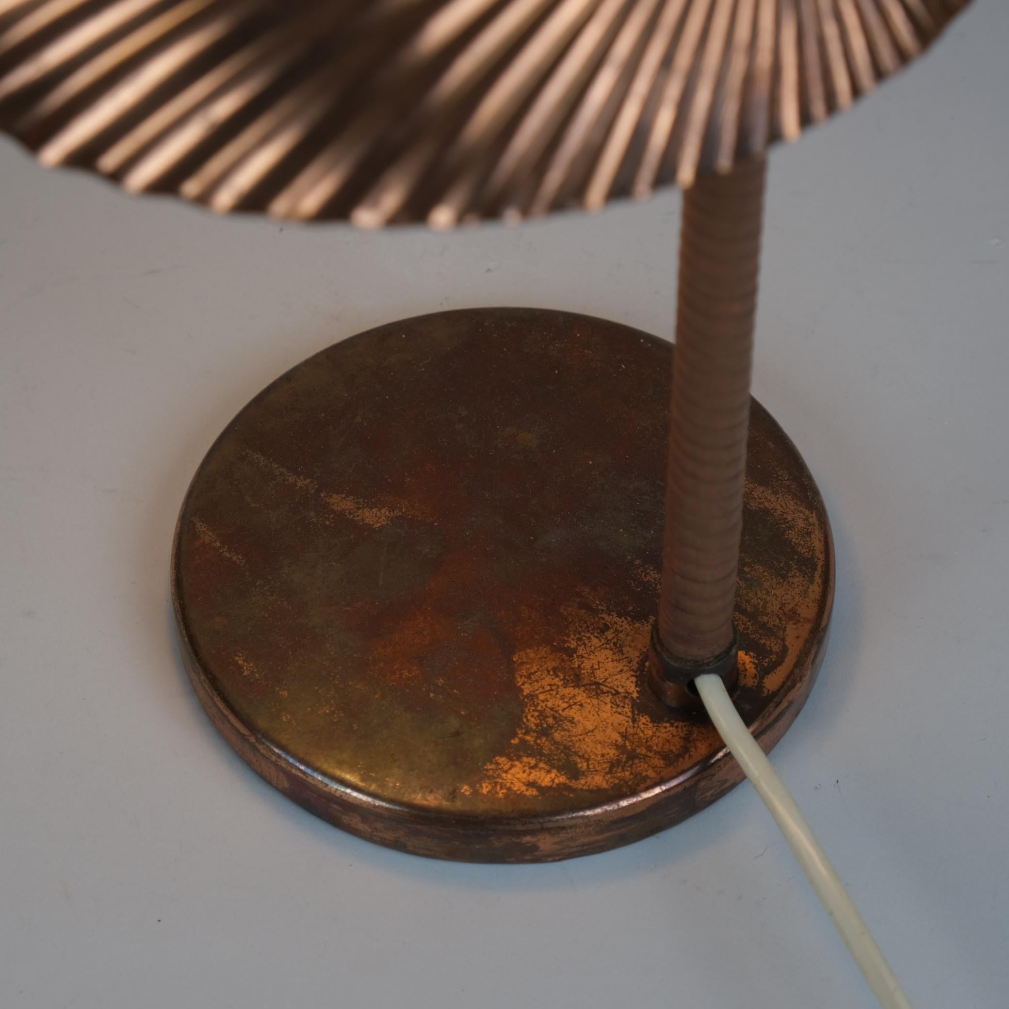 Metal Paavo Tynell Copper Sea Shell Table Lamp Model 5321, Taito Oy 1940s For Sale