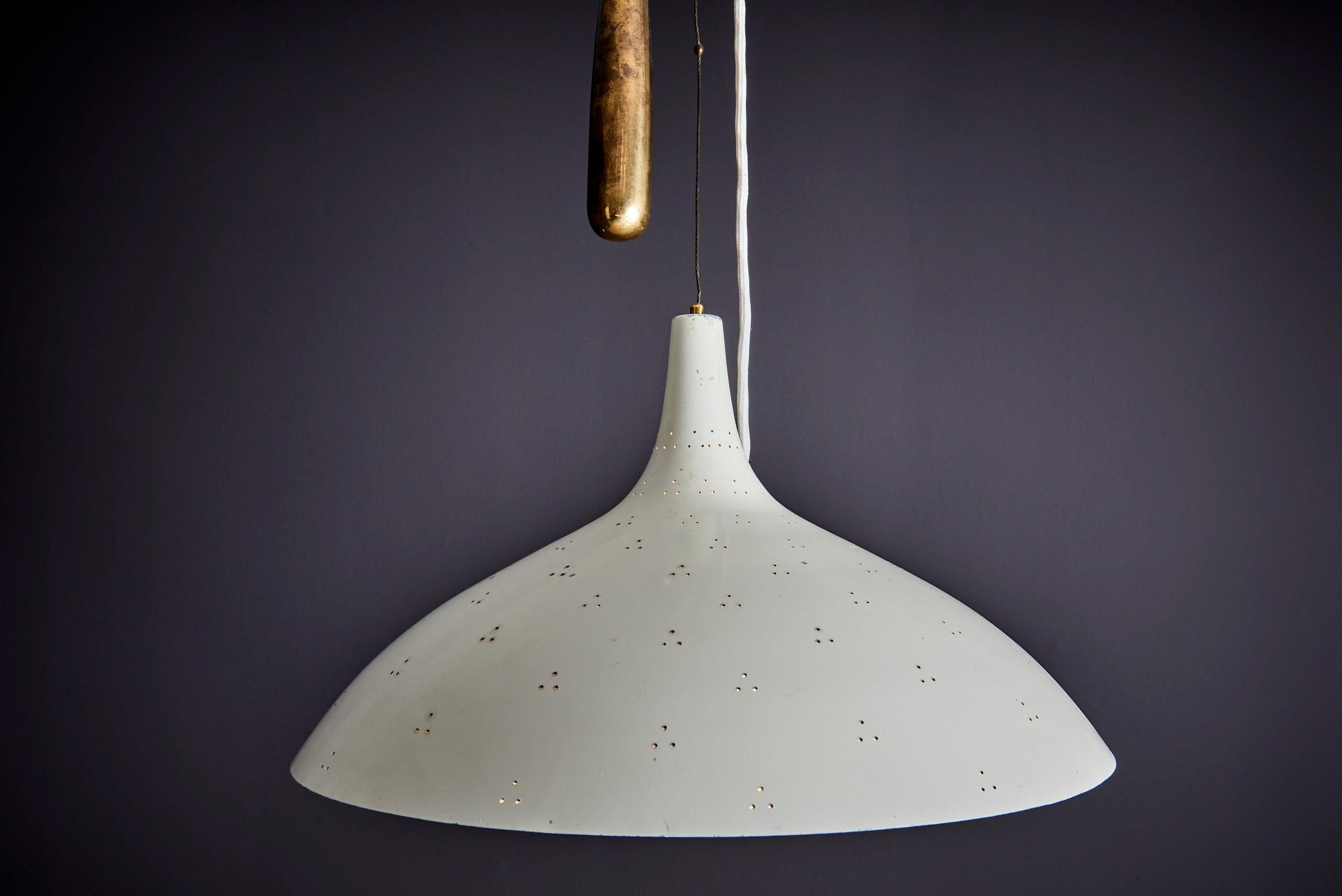Finlandais Lustre à contrepoids Paavo Tynell en laiton et blanc en état d'origine en vente