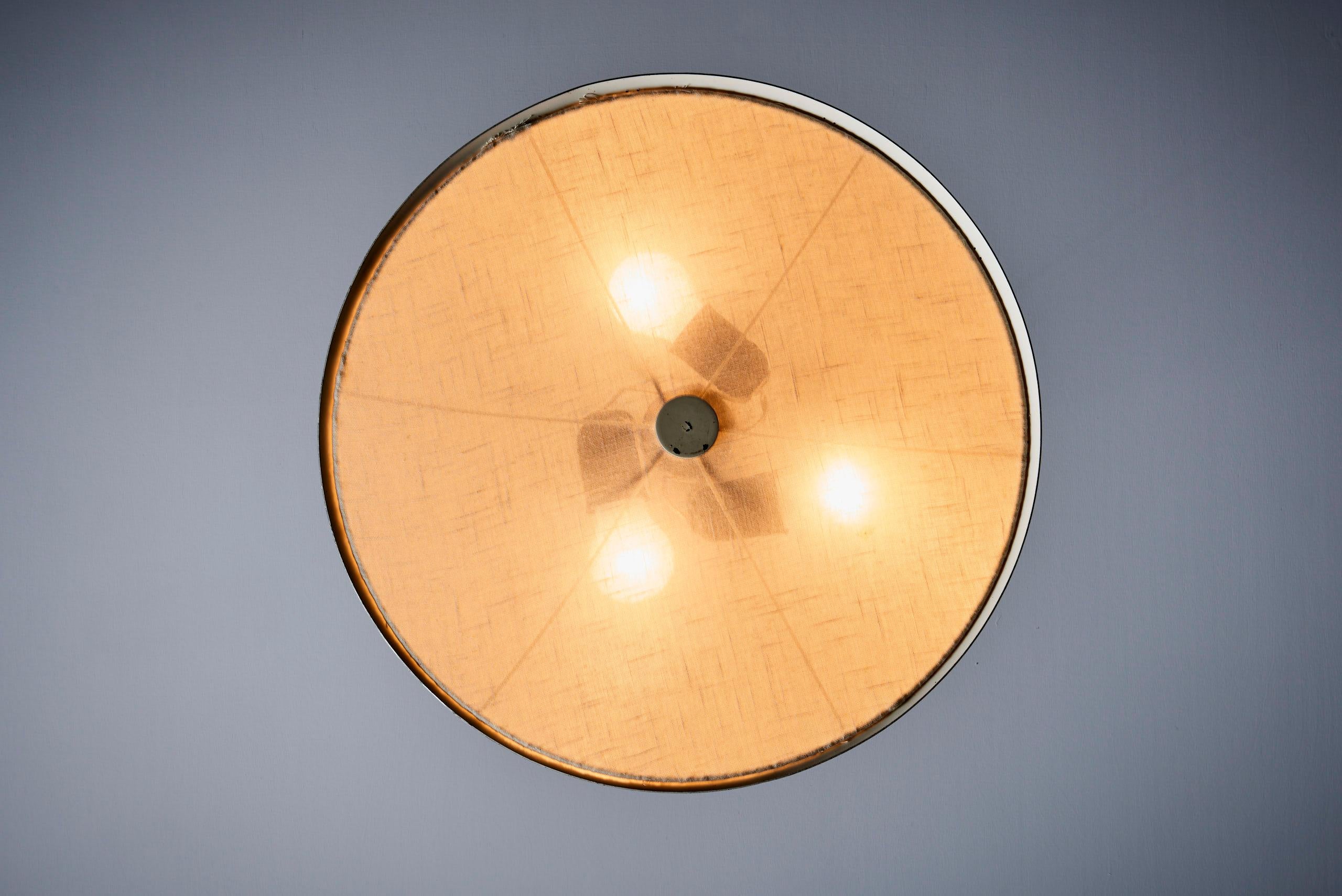 Lustre à contrepoids Paavo Tynell en laiton et blanc en état d'origine Bon état - En vente à Berlin, DE