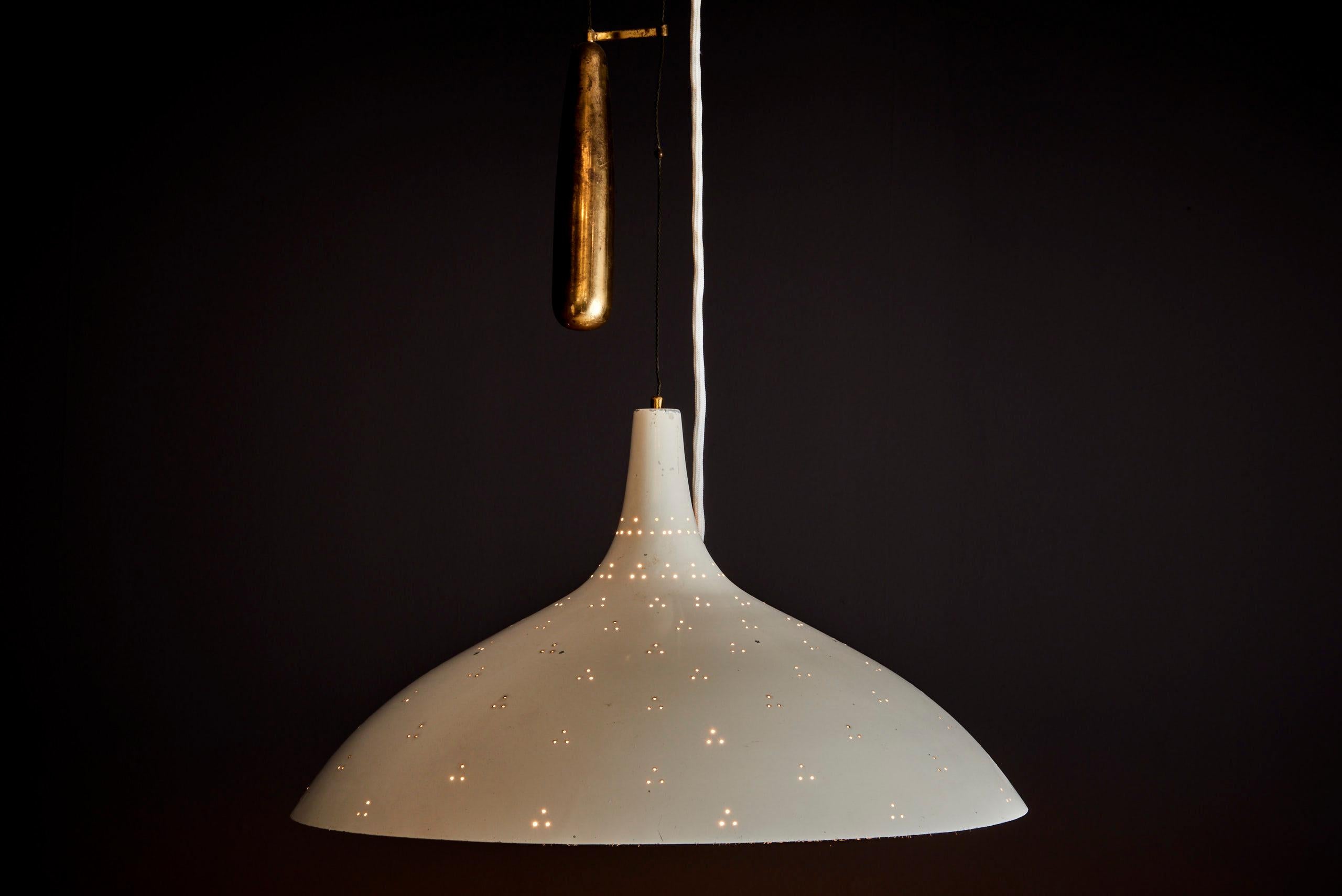 Lustre à contrepoids Paavo Tynell en laiton et blanc en état d'origine en vente 1