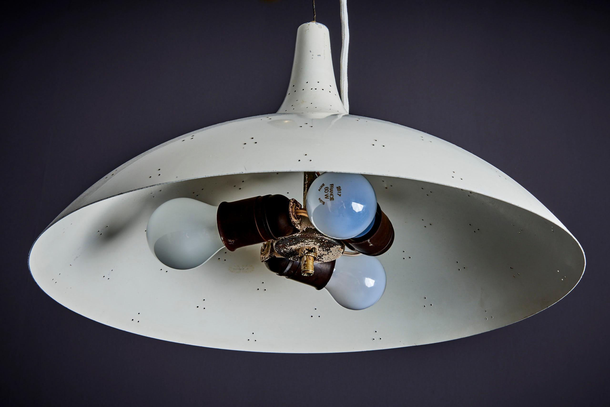 Lustre à contrepoids Paavo Tynell en laiton et blanc en état d'origine en vente 2