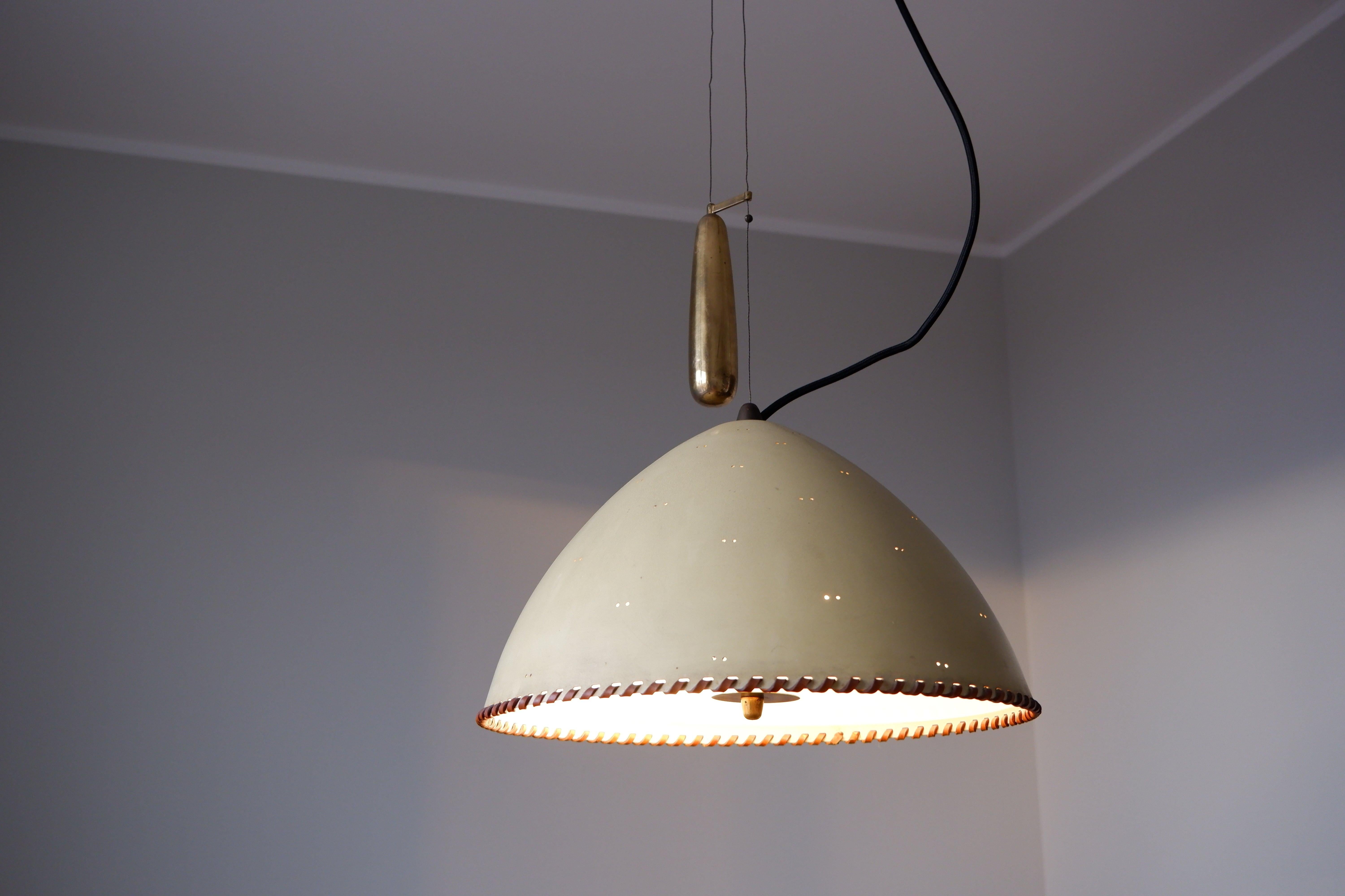 Scandinavo moderno Lampada a sospensione a contrappeso Paavo Tynell modello A1983, Taito Oy, circa 1940 in vendita