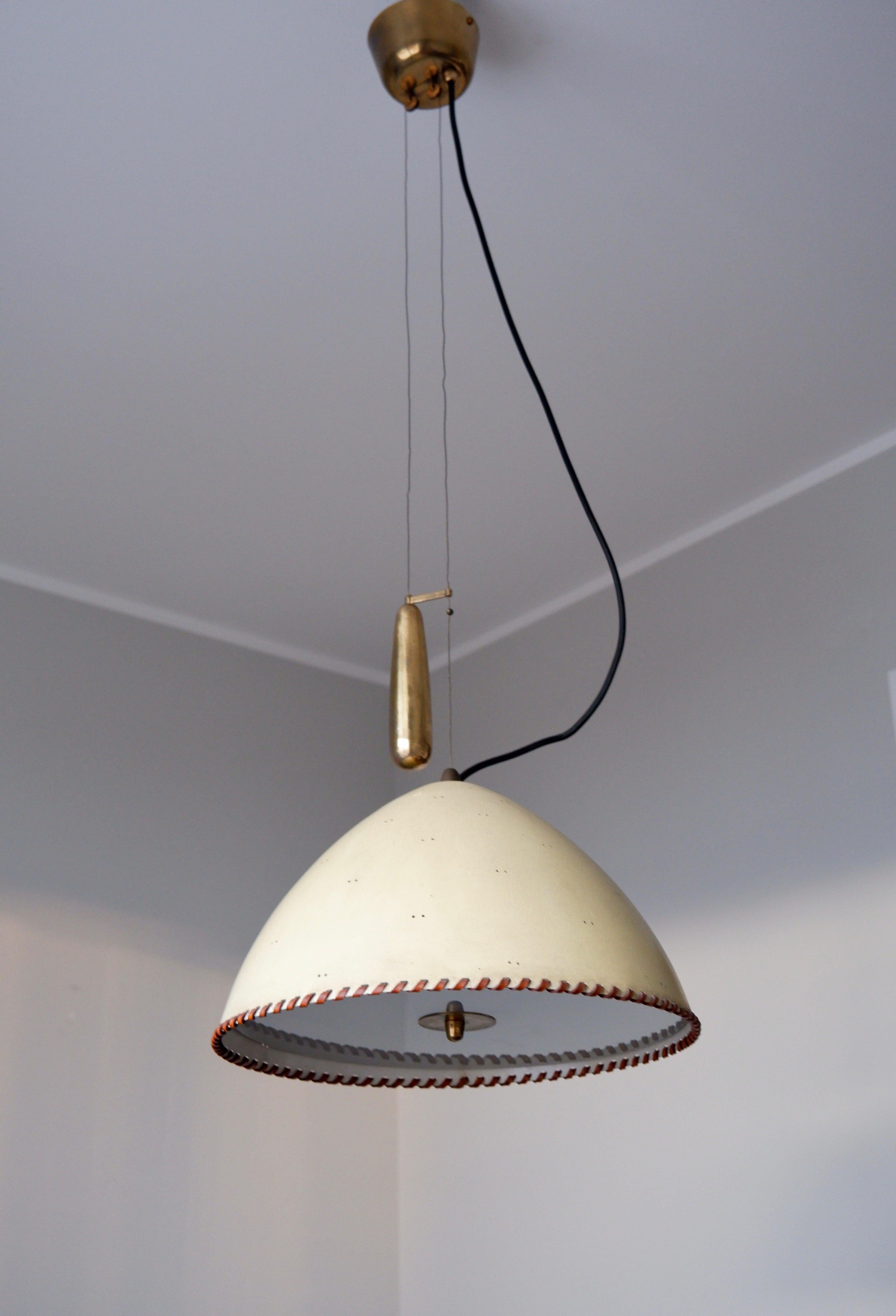 Finlandese Lampada a sospensione a contrappeso Paavo Tynell modello A1983, Taito Oy, circa 1940 in vendita