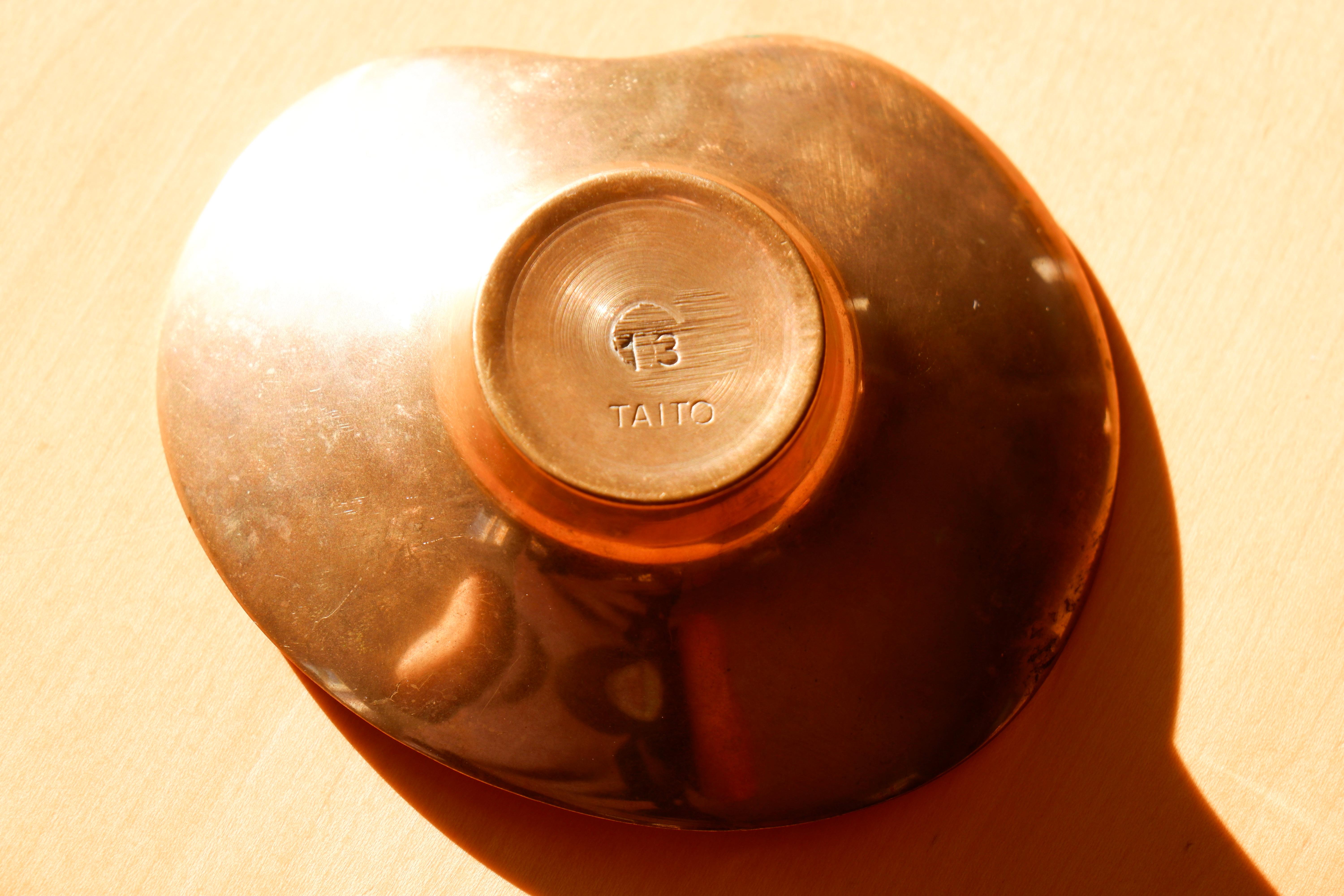 Paavo Tynell decorative vase in solid brass model 13, Taito circa 1940. For Sale 3