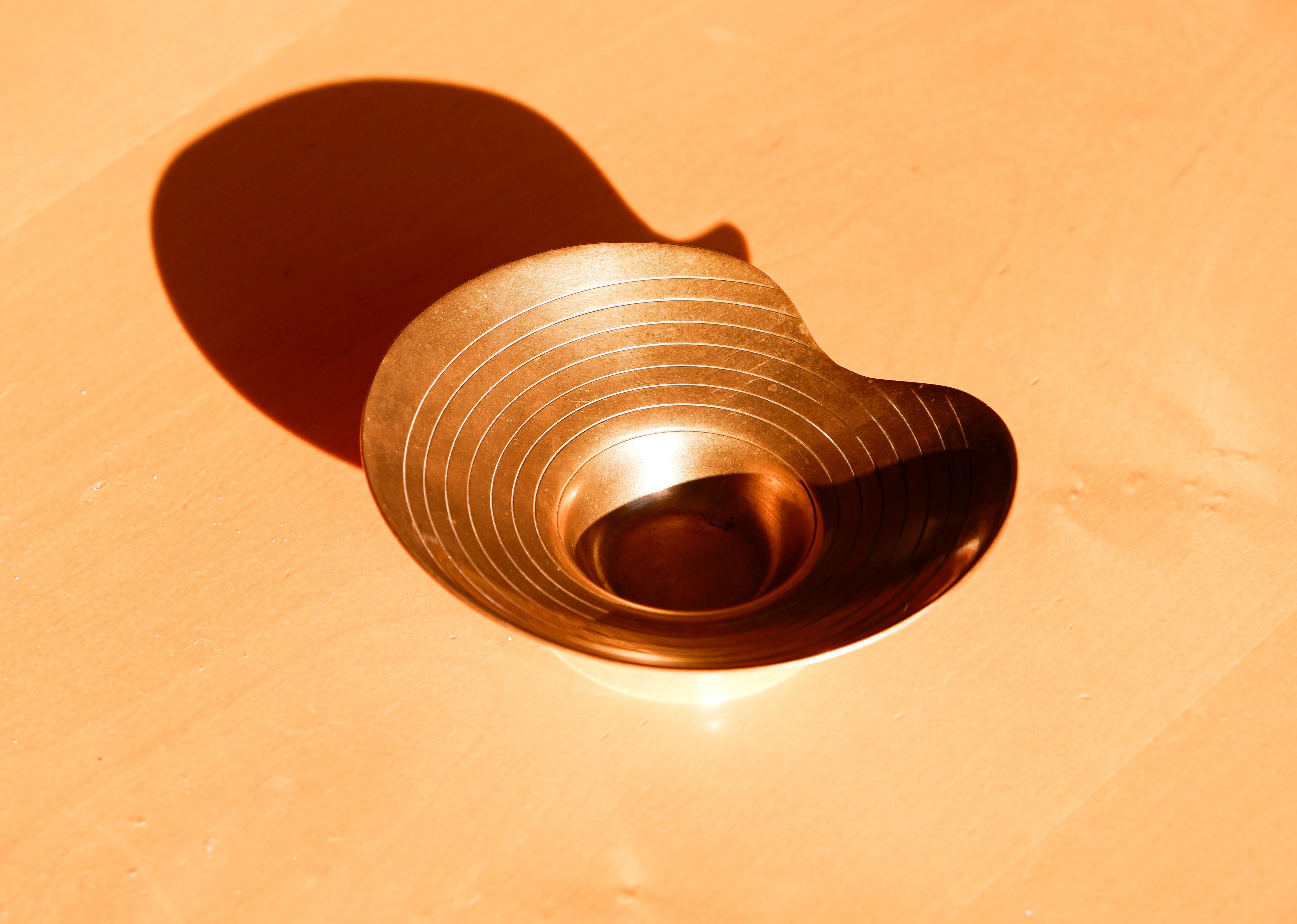 Paavo Tynell decorative vase in solid brass model 13, Taito circa 1940. In Fair Condition For Sale In Hägersten-Liljeholmen, Stockholms län