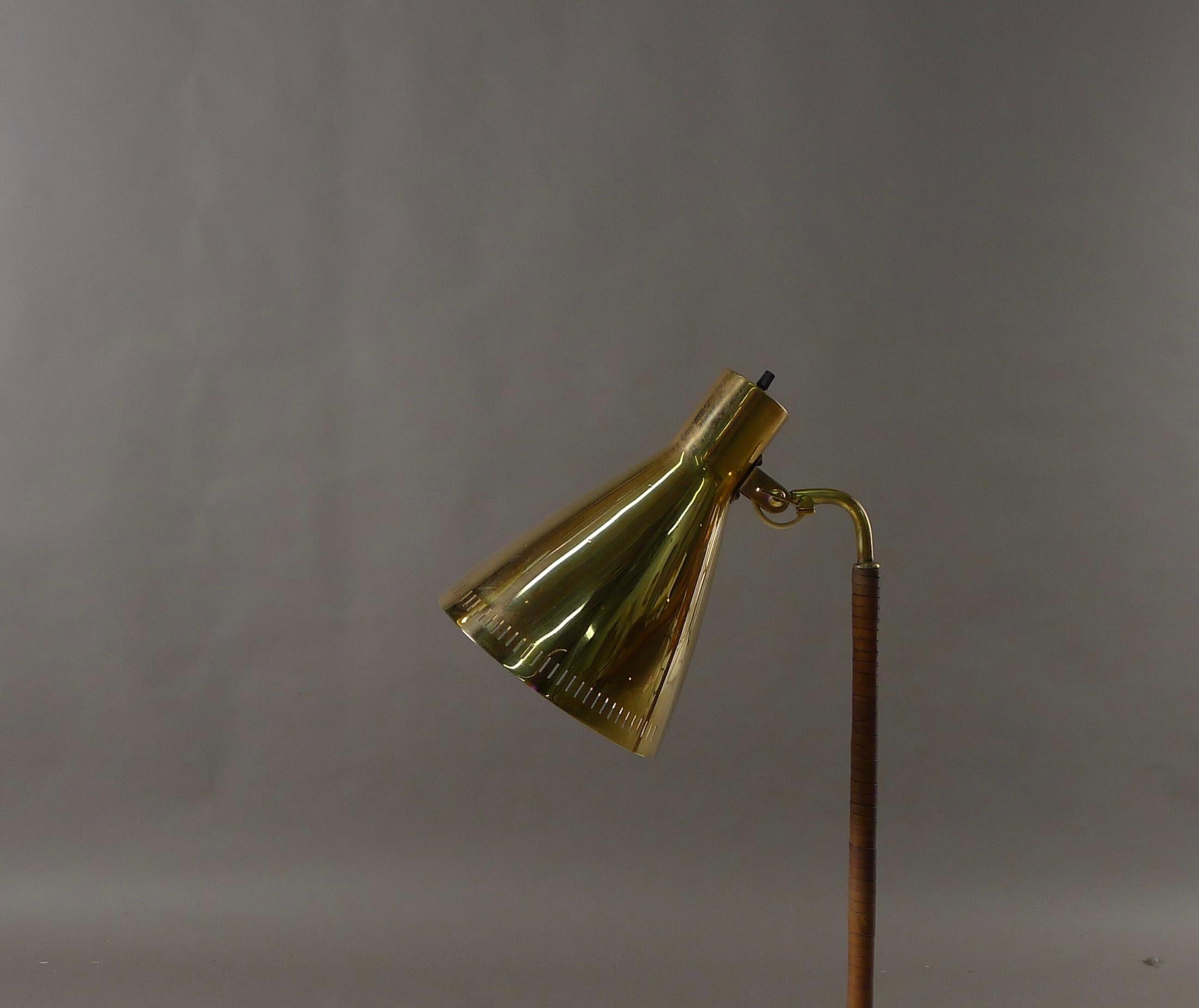 Mid-Century Modern Lampe de bureau Paavo Tynell , modèle 9224 ou « fer à cheval » . Estampillé par le fabricant .  en vente