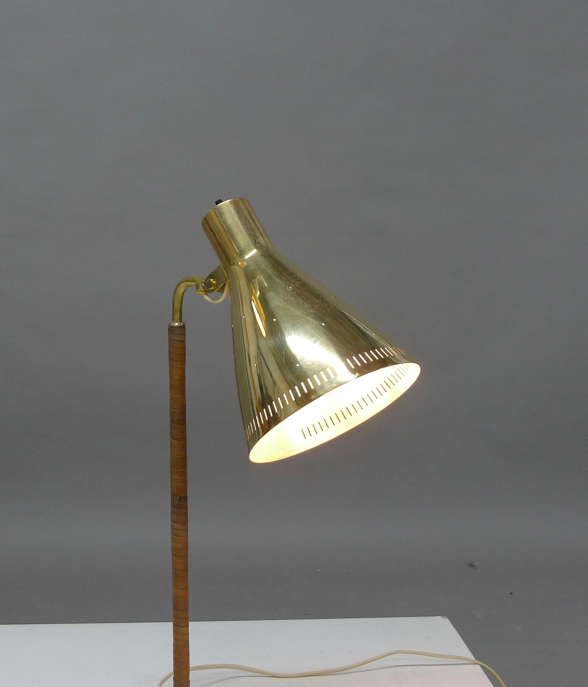 Milieu du XXe siècle Lampe de bureau Paavo Tynell , modèle 9224 ou « fer à cheval » . Estampillé par le fabricant .  en vente