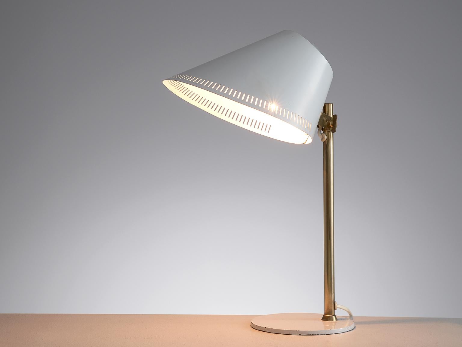 Paavo Tynell for Idman, desk light, white enameled metal and brass, Finland, 1950s.

Beautiful designed '9227' table lamp by Finnish designer Paavo Tynell for Idman. This model features a very refined design that shows Tynell's style perfectly. Use