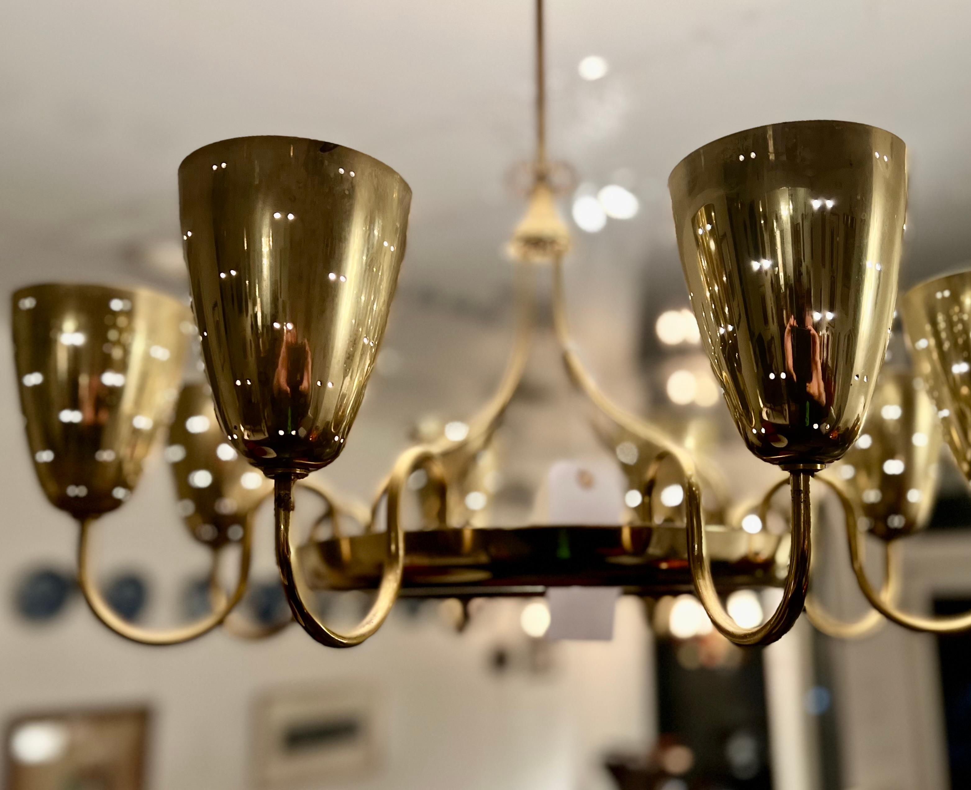 Metà XX secolo Lampadario a otto bracci in ottone 