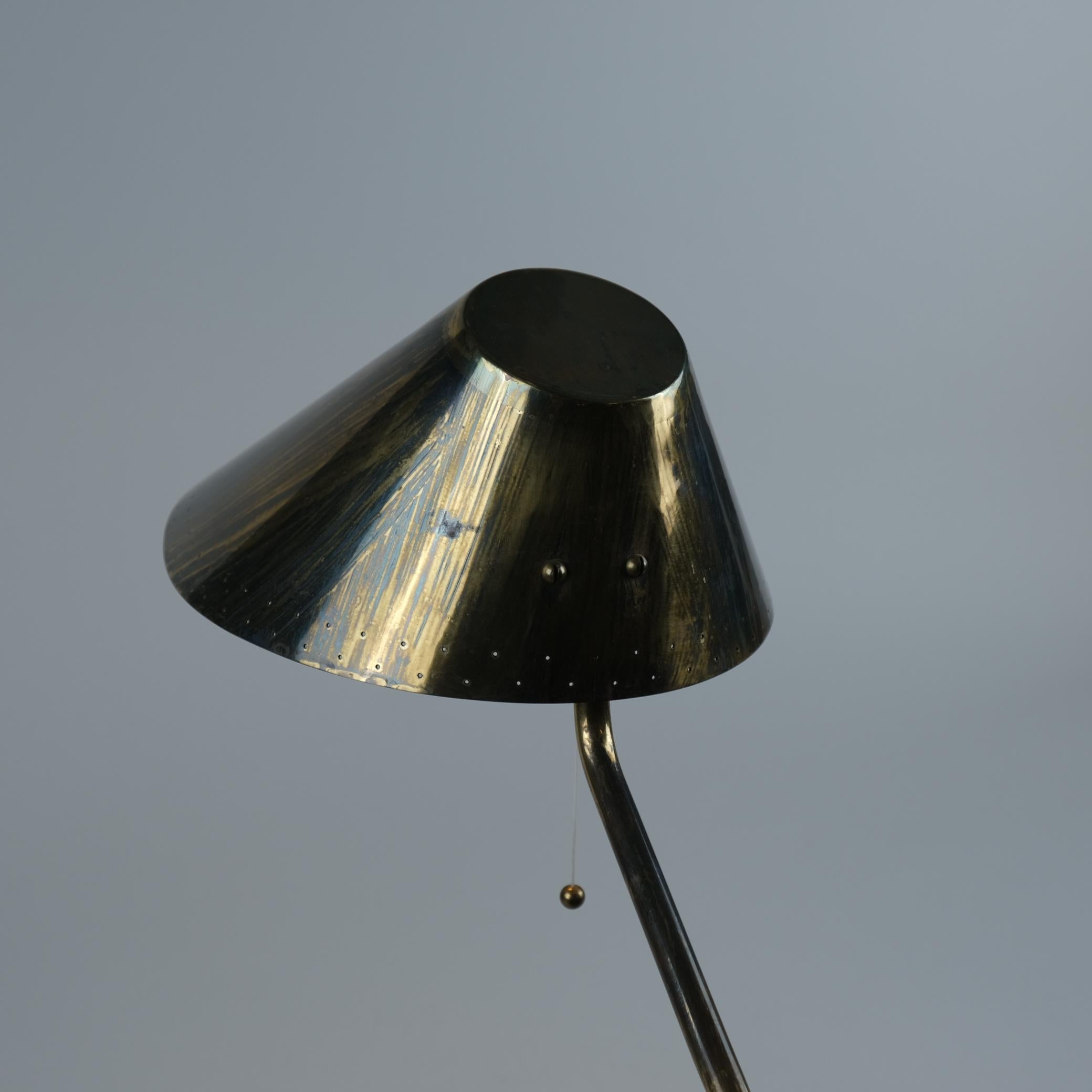 Scandinave moderne Paavo Tynell Lampe de table en laiton commandée par Finnair, Taito 1950s en vente