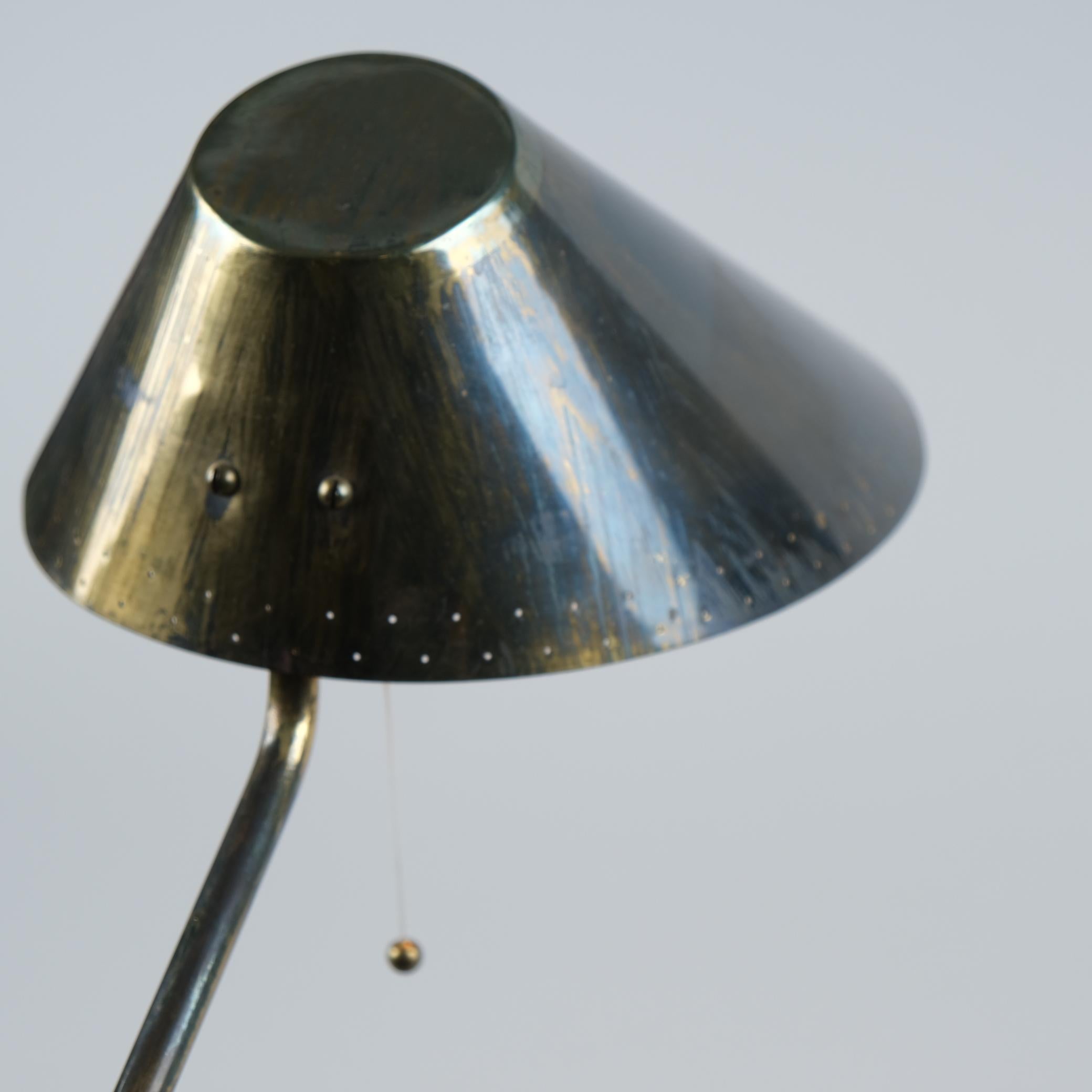 Paavo Tynell Lampe de table en laiton commandée par Finnair, Taito 1950s Bon état - En vente à Helsinki, FI