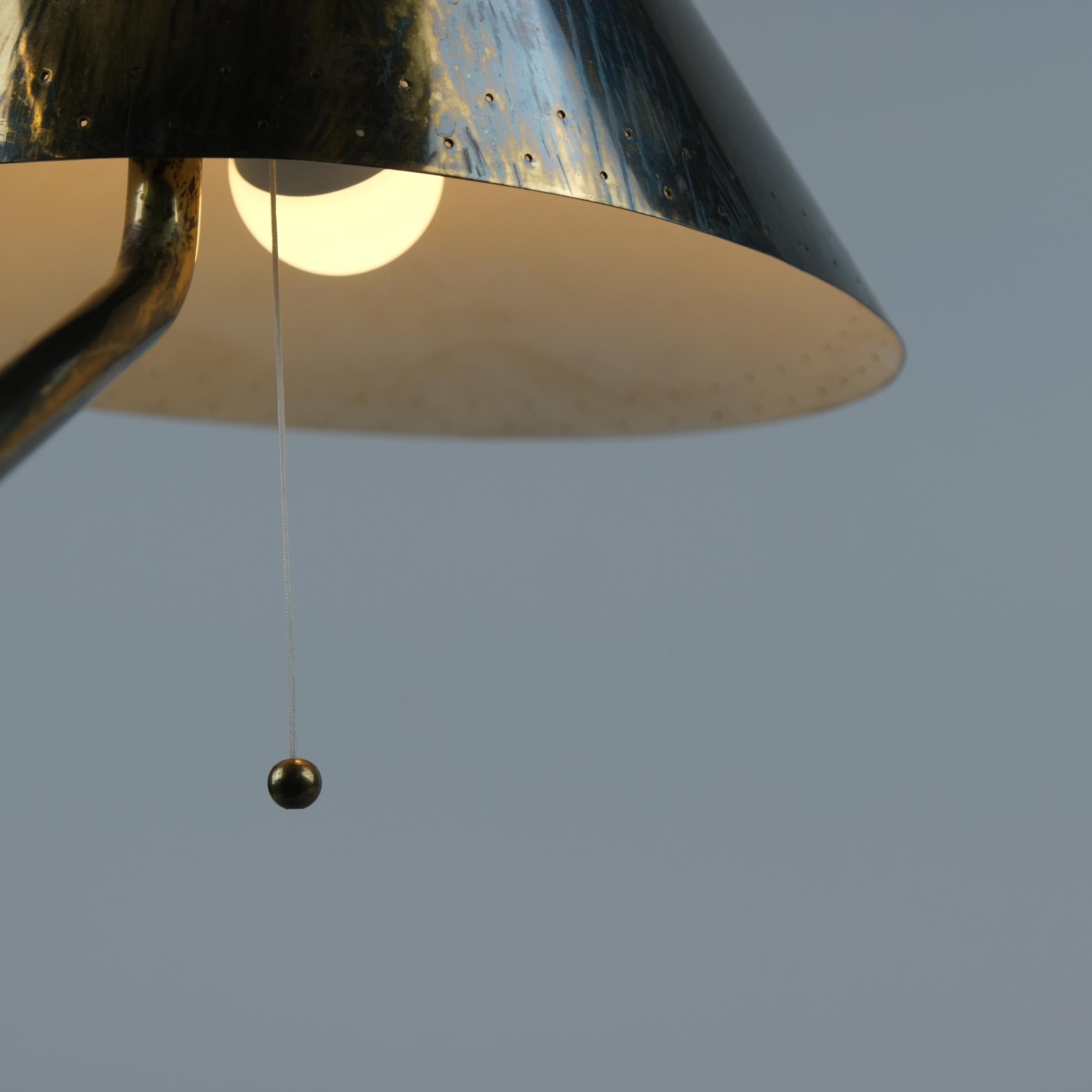 Milieu du XXe siècle Paavo Tynell Lampe de table en laiton commandée par Finnair, Taito 1950s en vente
