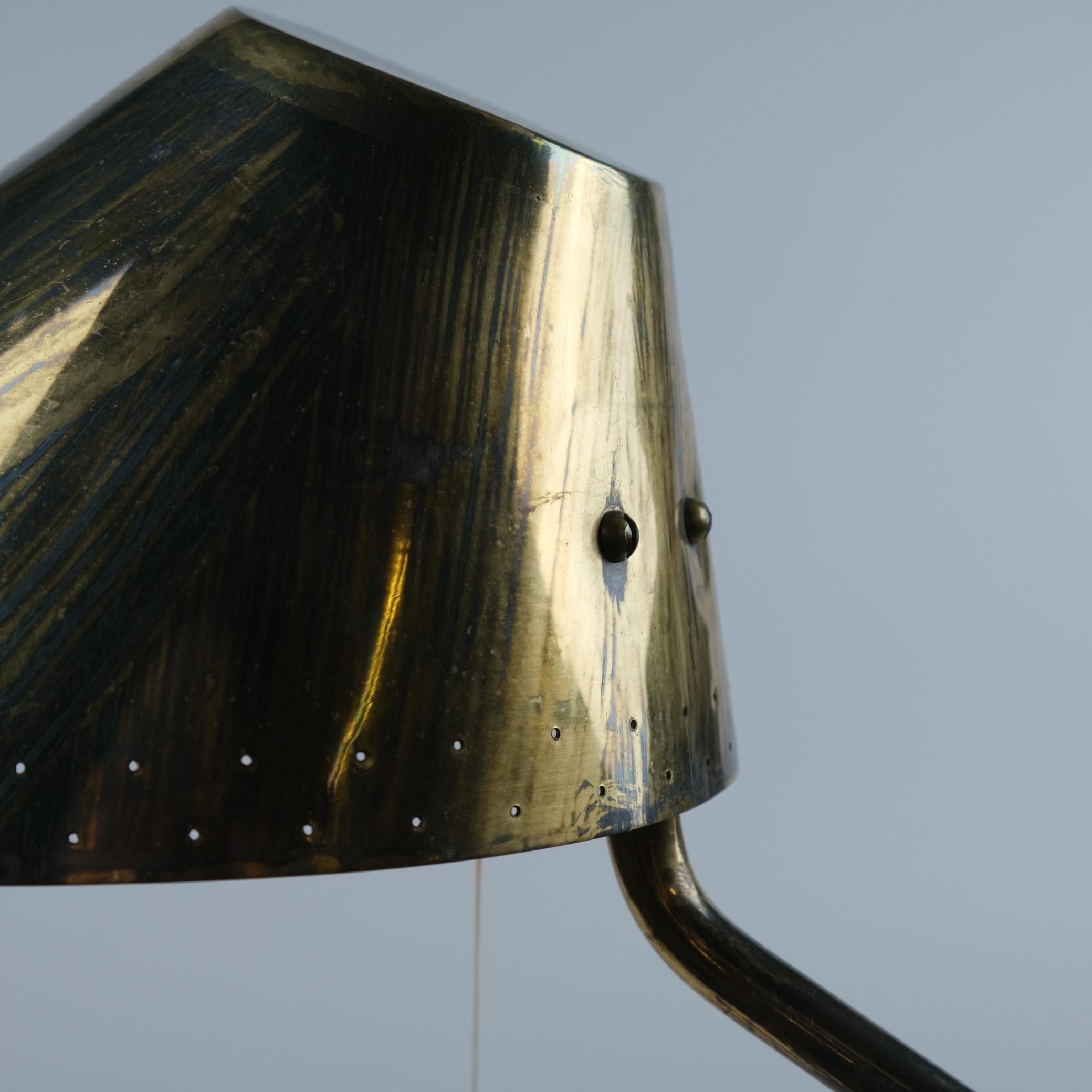 Laiton Paavo Tynell Lampe de table en laiton commandée par Finnair, Taito 1950s en vente