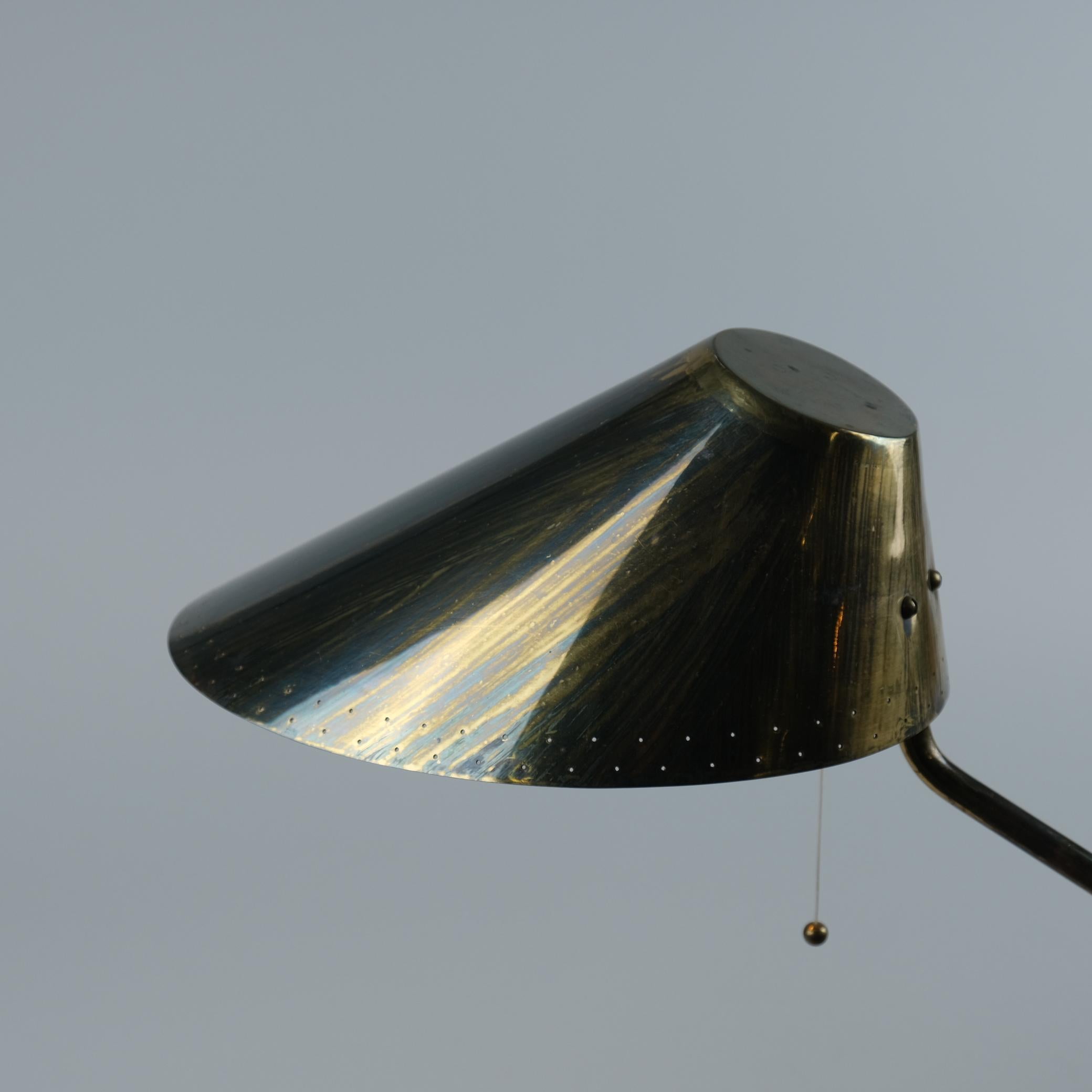 Paavo Tynell Lampe de table en laiton commandée par Finnair, Taito 1950s en vente 2