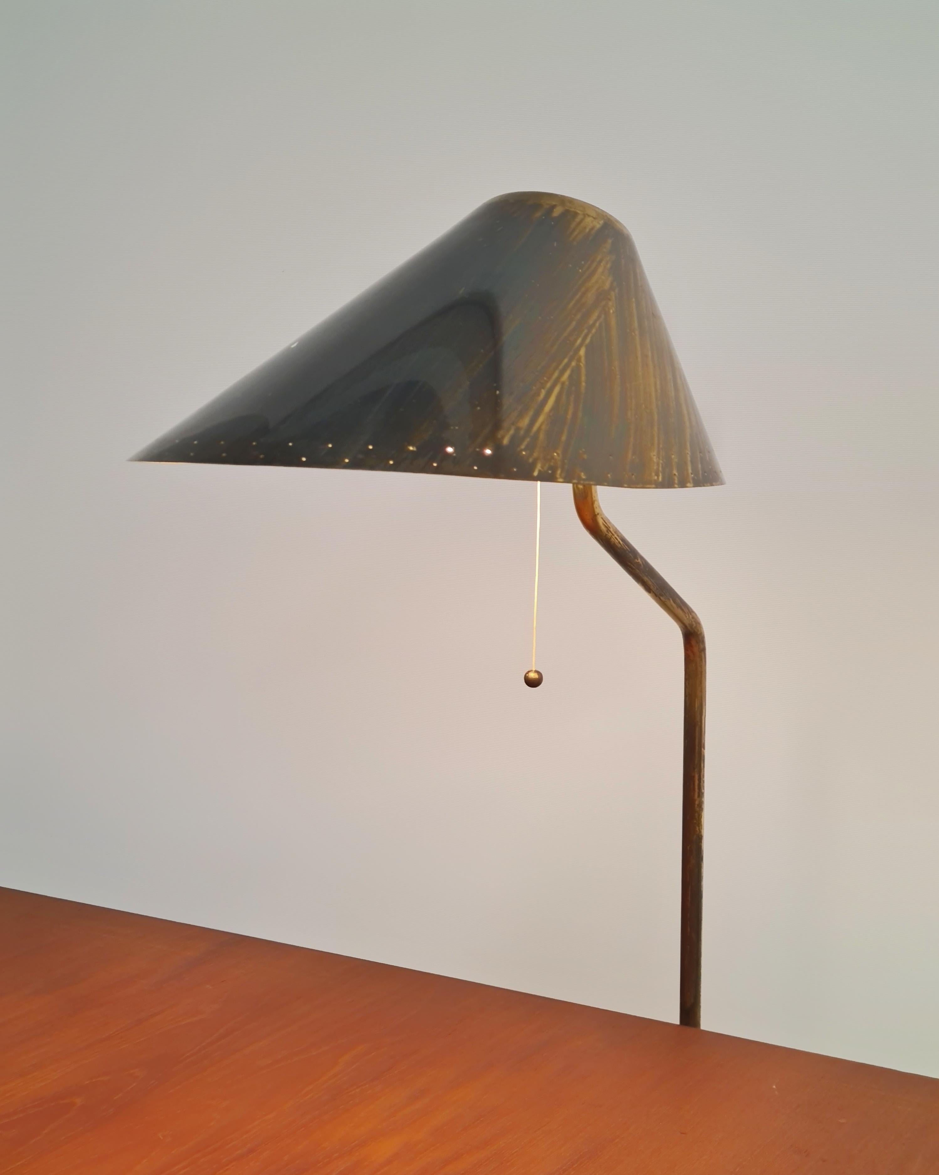 Paavo Tynell Finnair Table Mounted Brass Lamp, Taito, 1950s. For Sale 7