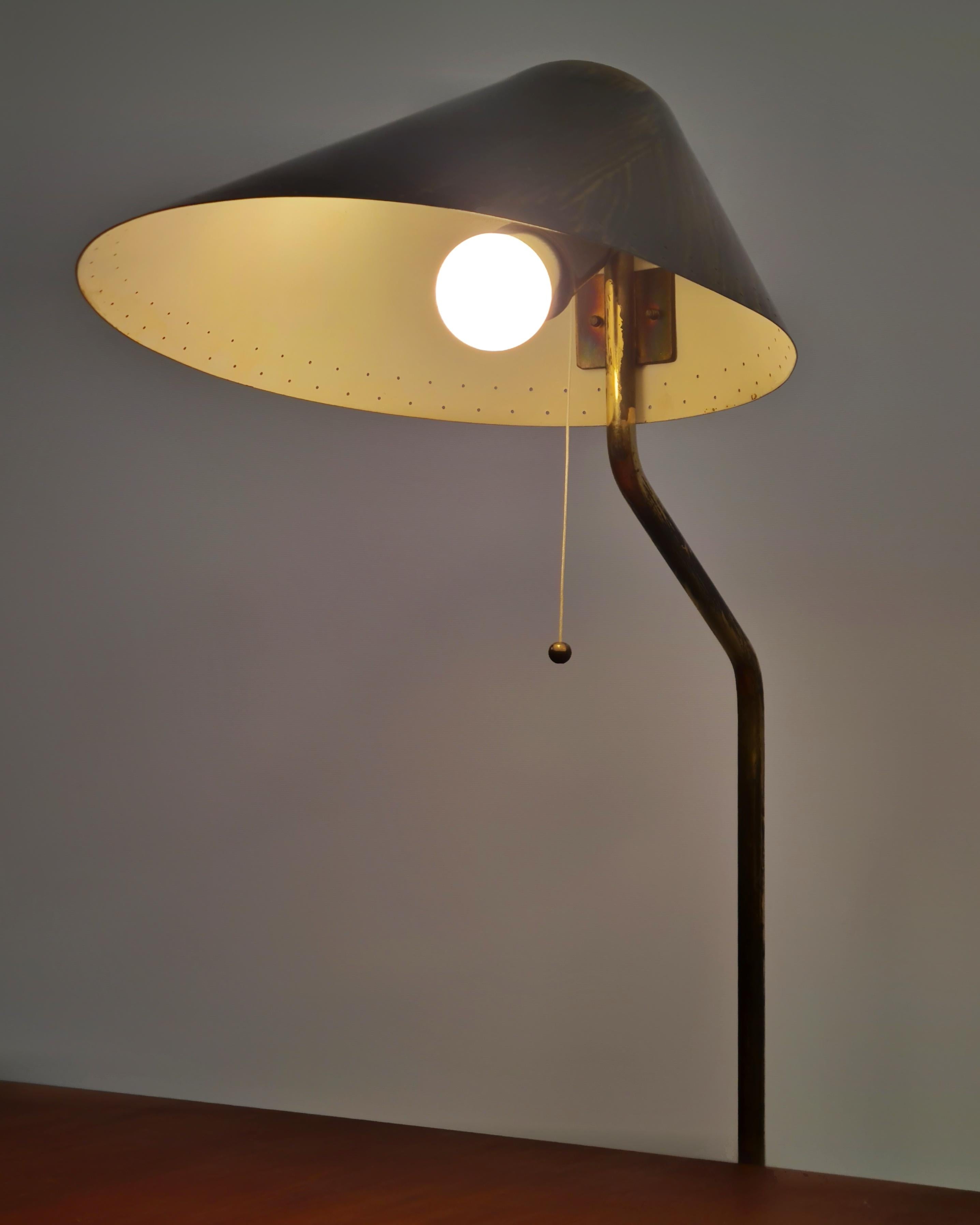 Paavo Tynell Finnair Table Mounted Brass Lamp, Taito, 1950s. For Sale 8