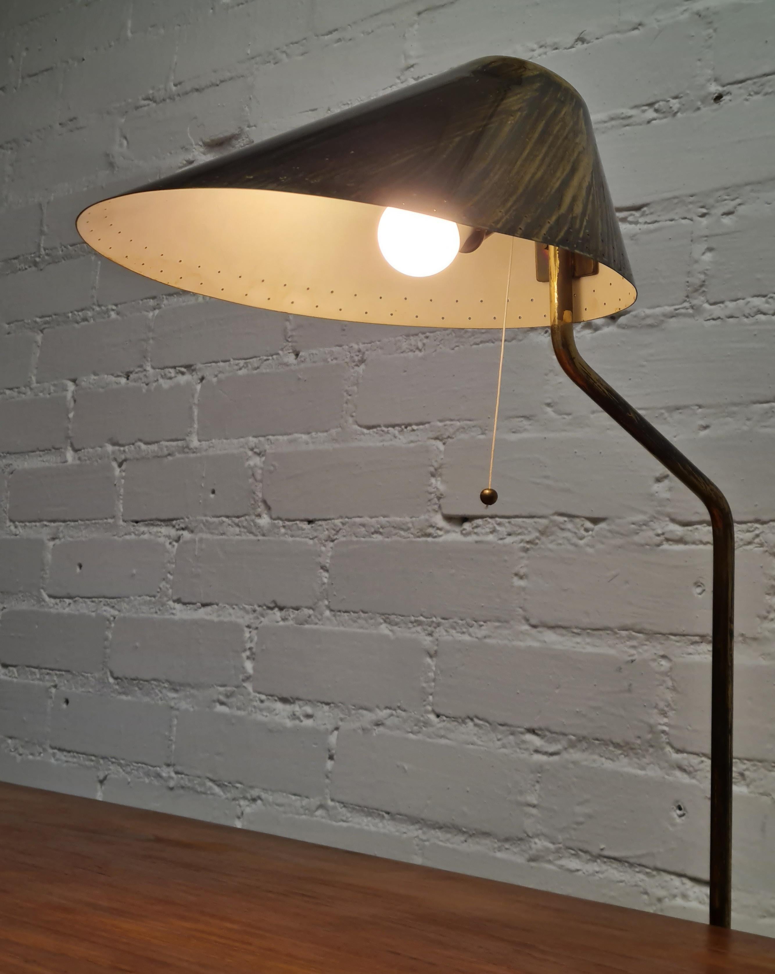 Paavo Tynell Finnair Table Mounted Brass Lamp, Taito, 1950s. For Sale 1