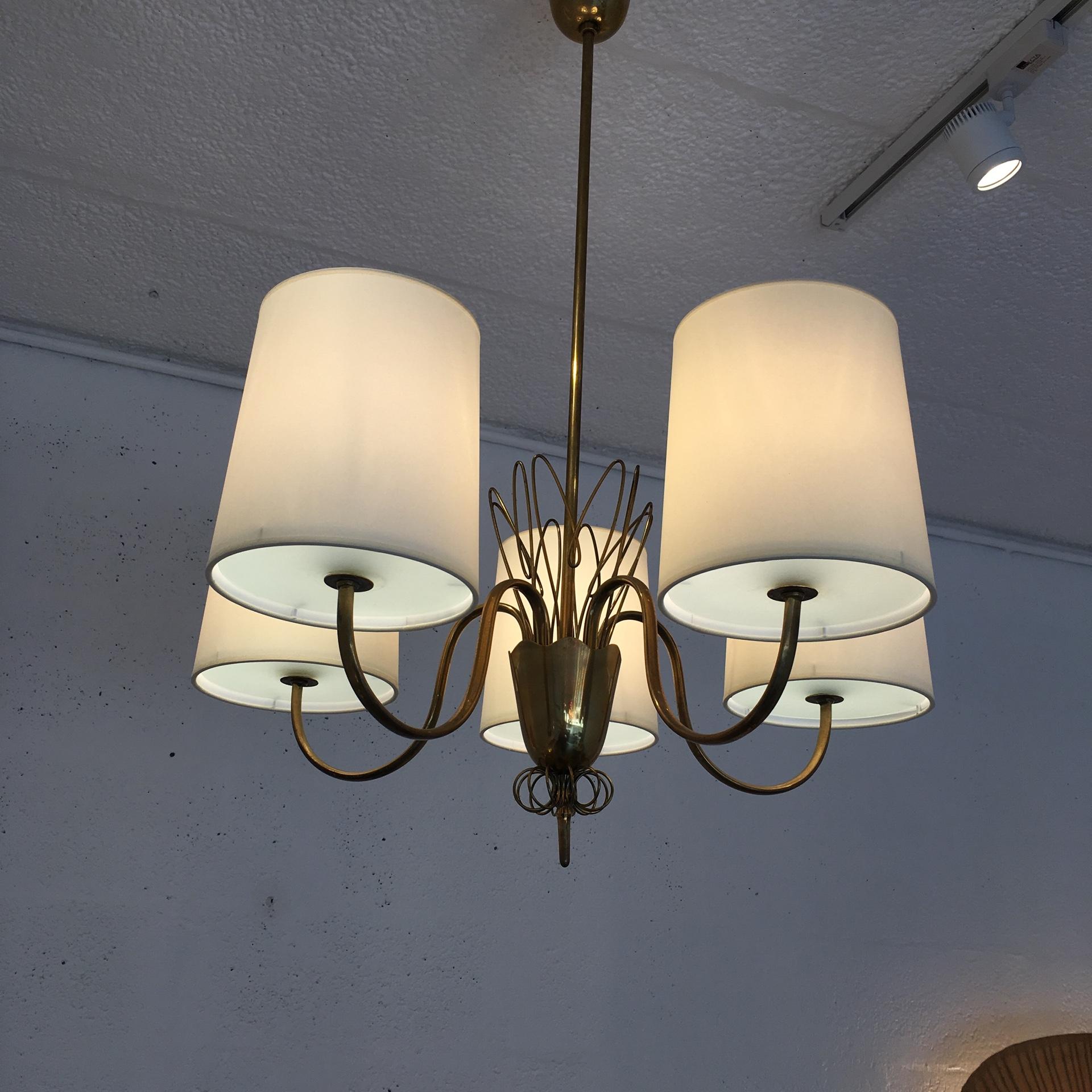 Paavo Tynell Five-Arm Chandelier in Brass, Taito, Finland, 1950s In Good Condition For Sale In Saint Ouen, Île-de-France
