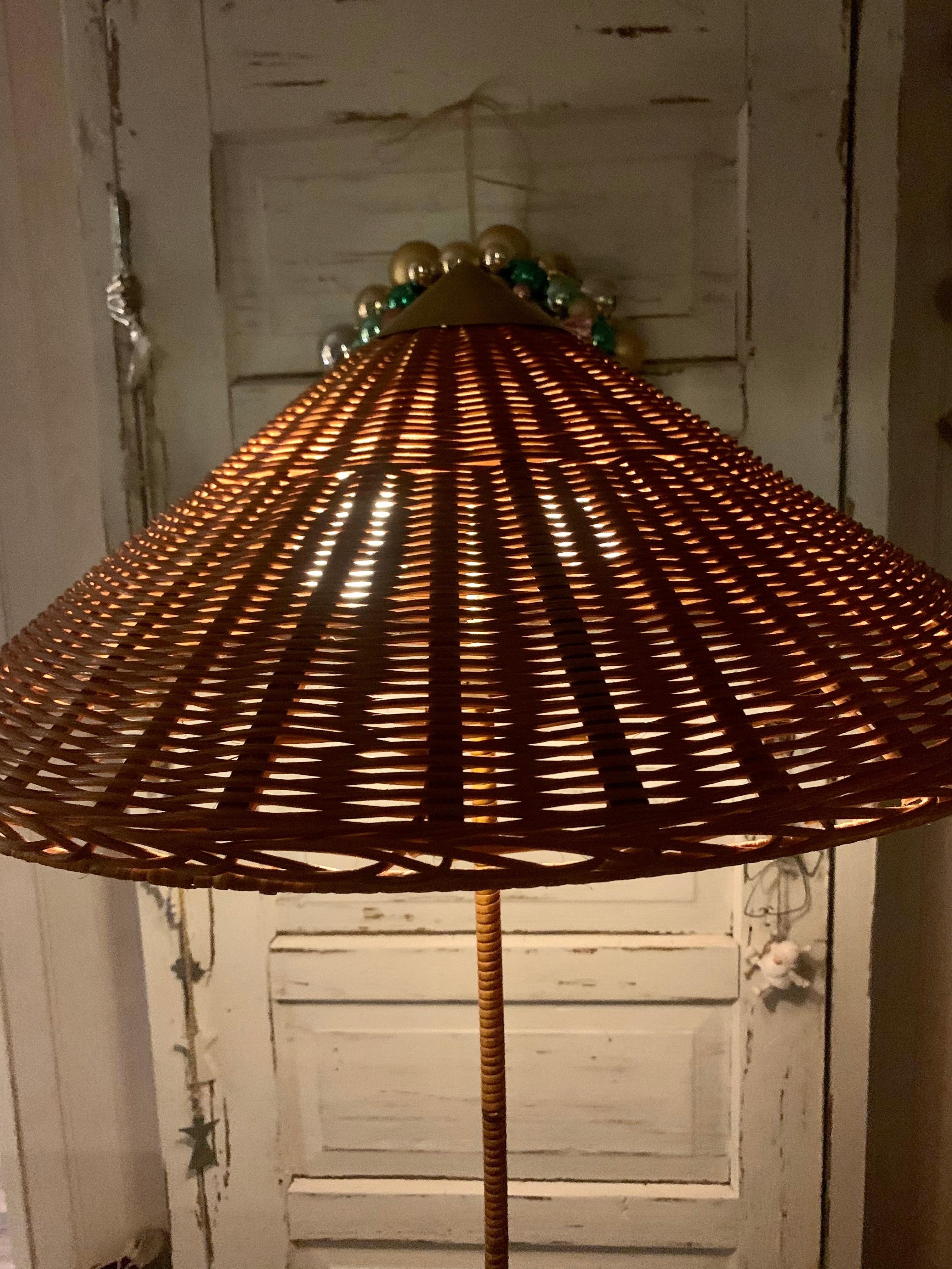 Diese Stehleuchte wurde ursprünglich von Paavo Tynell entworfen. Bei dieser exquisiten Lampe sind noch alle Originalteile mit Ausnahme des Rattanschirms erhalten. Es ist in schönem Originalzustand mit toller Patina.